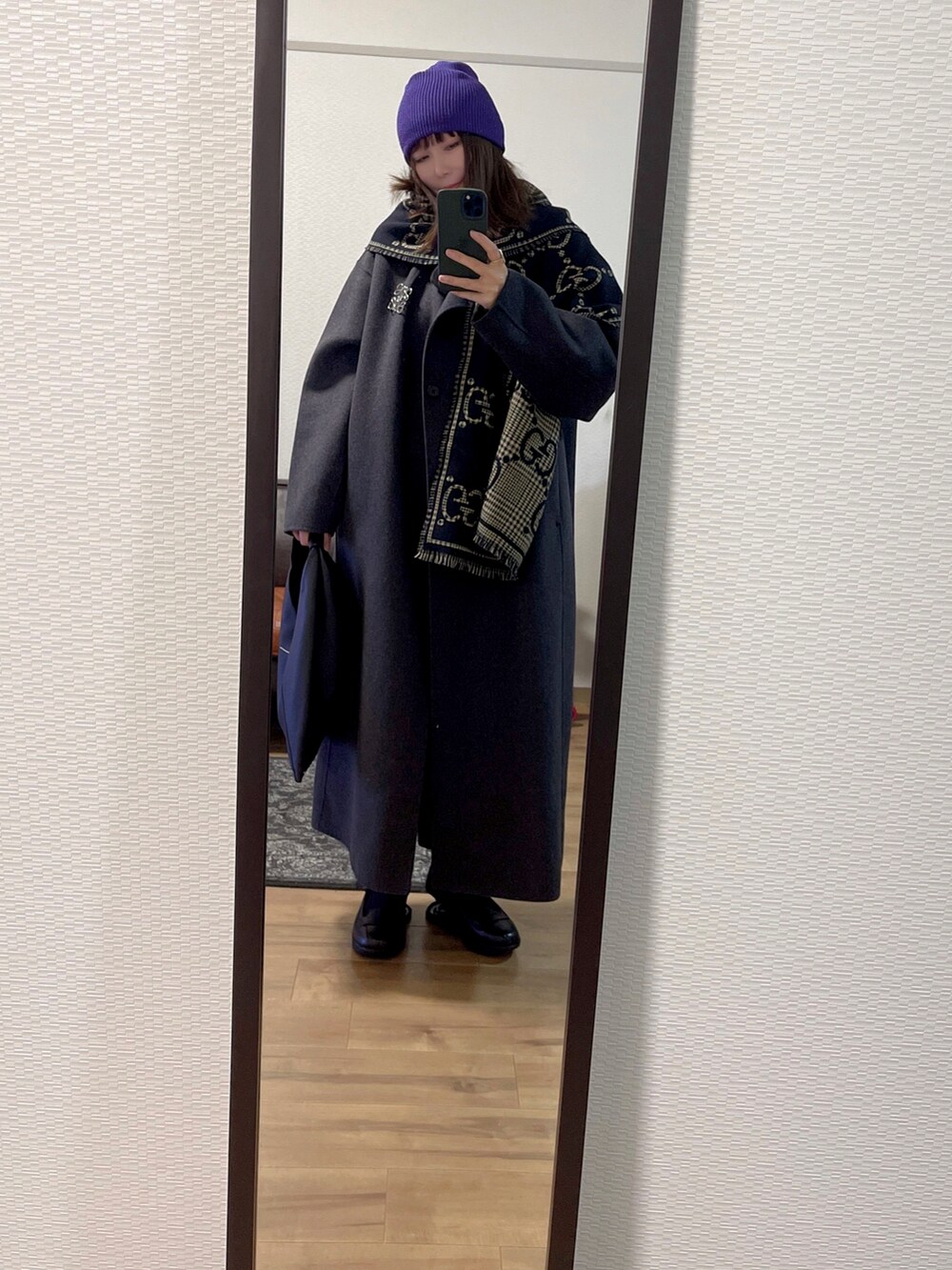 ブラック系のワンピース/ドレス、ブラック系のシューズ、グレー系のジャケット/アウターを着用したレディースの冬コーディネートの2枚目の写真