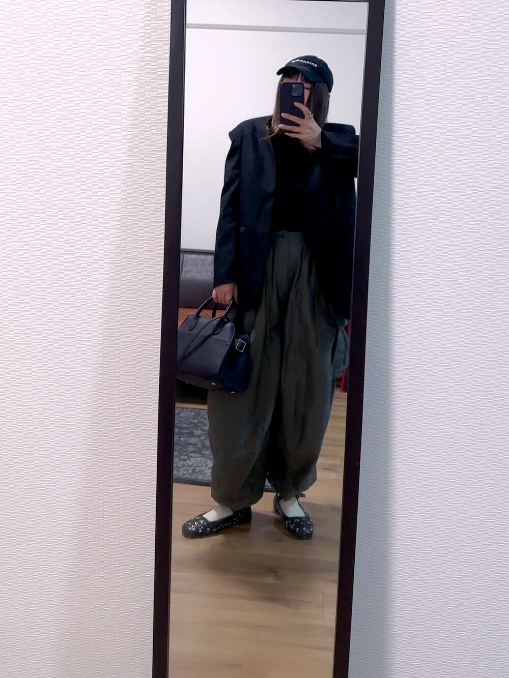 ブラック系のジャケット/アウター、ブラック系のTシャツ/カットソー、ブラック系のバッグを着用したレディースの春コーディネートの2枚目の写真