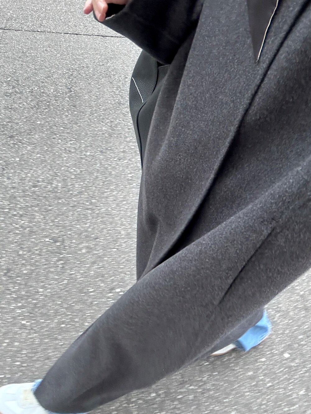 グレー系のジャケット/アウター、ブラック系のバッグ、ブルー系のデニムパンツを着用したレディースの冬コーディネートの2枚目の写真
