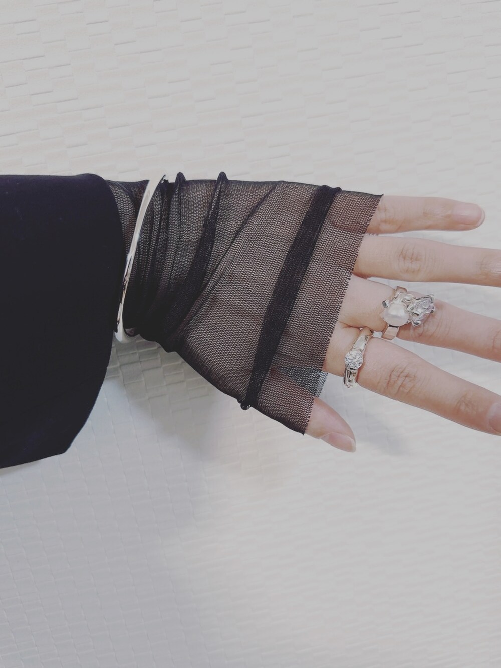 ブラック系のジャケット/アウター、ホワイト系のスカート、ブルー系のデニムパンツを着用したレディースの秋コーディネートの3枚目の写真