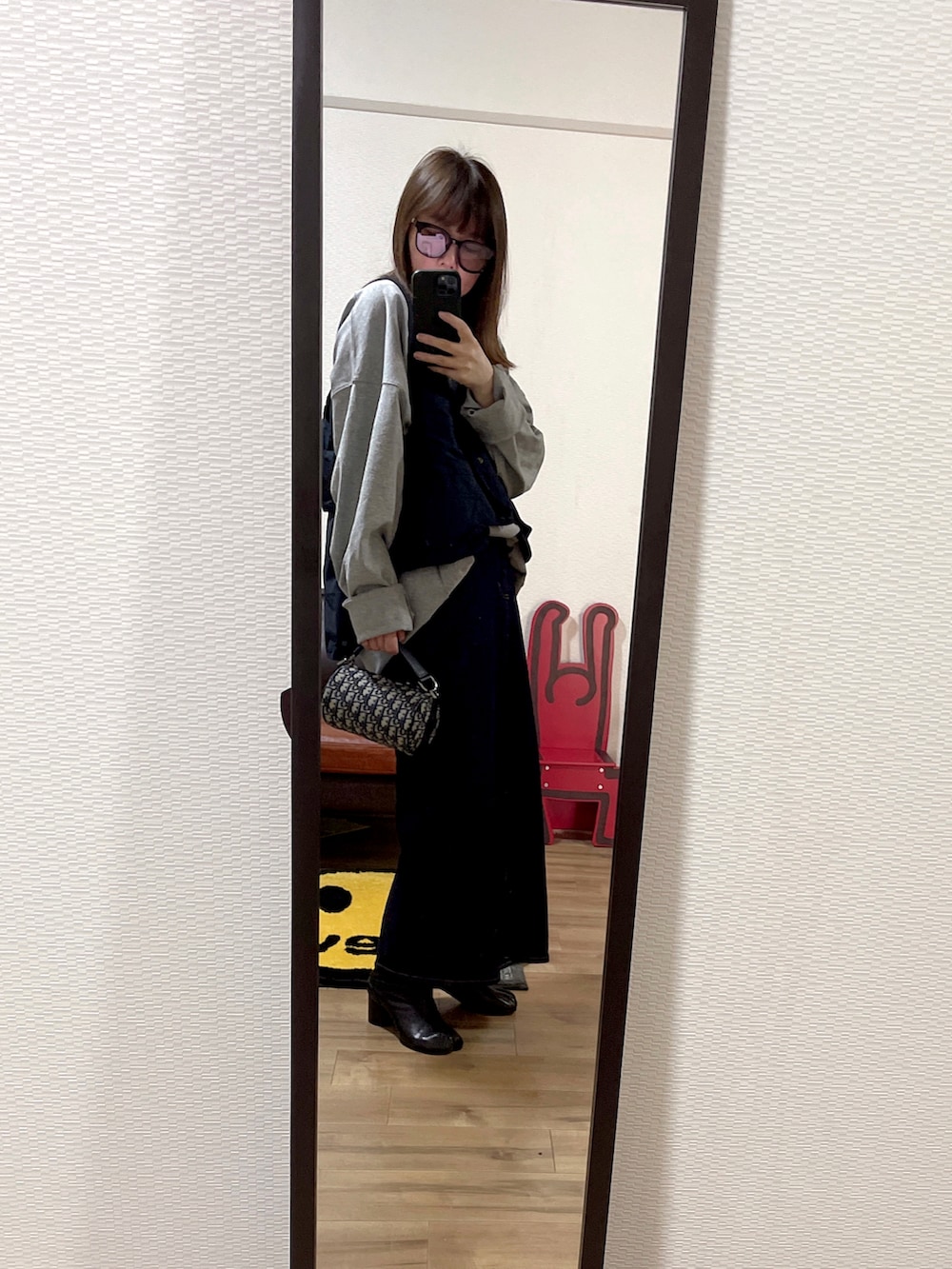 ブルー系のその他アウター、グレー系のTシャツ/カットソー、ブルー系のデニムスカートを着用したレディースの秋コーディネートの2枚目の写真