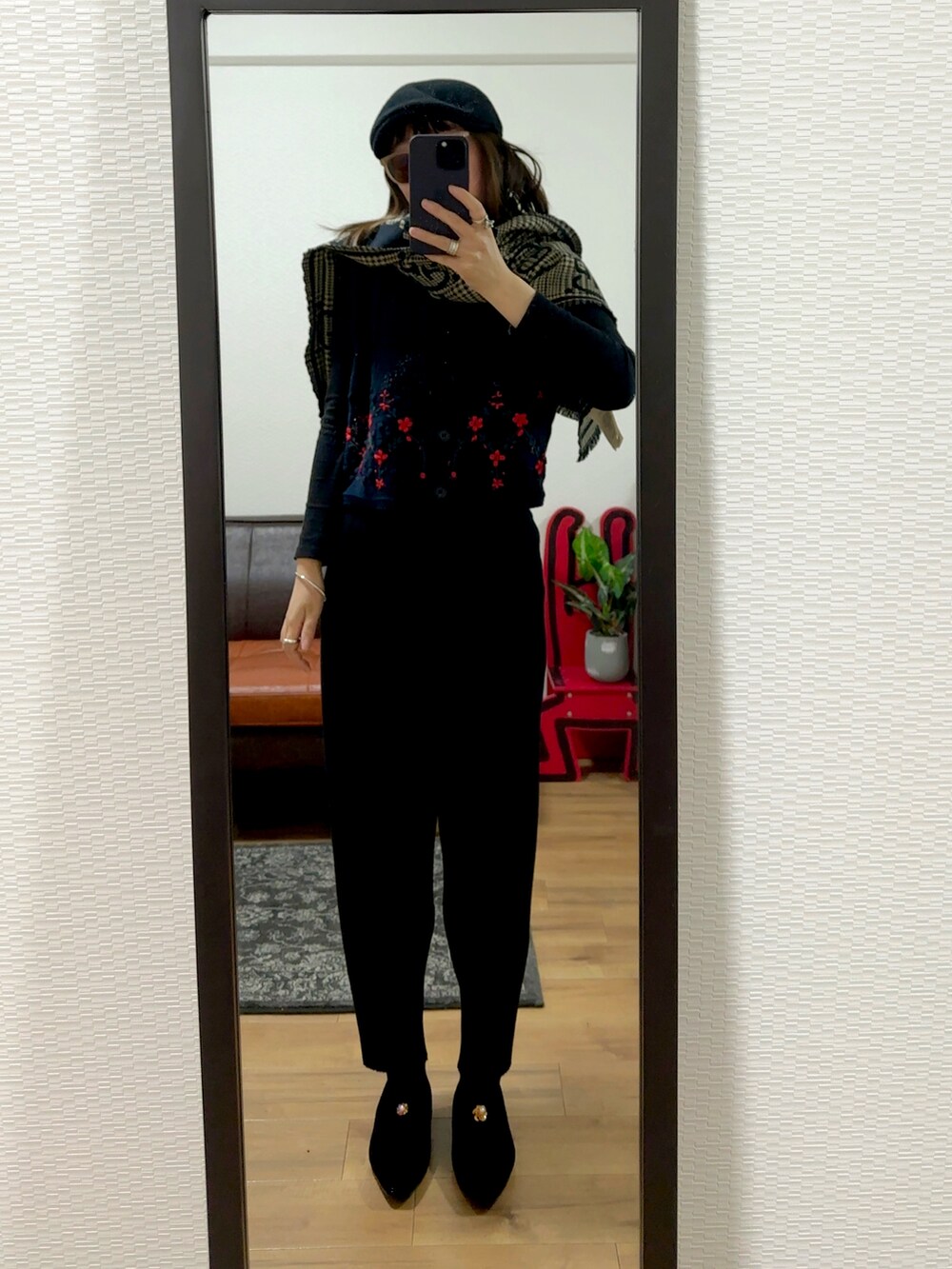 グリーン系のジャケット/アウター、ブラック系のバッグ、ブラック系のパンツを着用したレディースの冬コーディネートの2枚目の写真