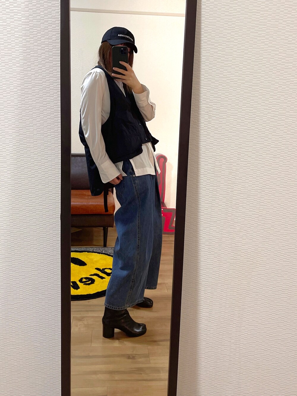 ホワイト系のシャツ/ブラウス、ブルー系のその他アウター、ブラック系のバッグを着用したレディースの秋コーディネートの2枚目の写真
