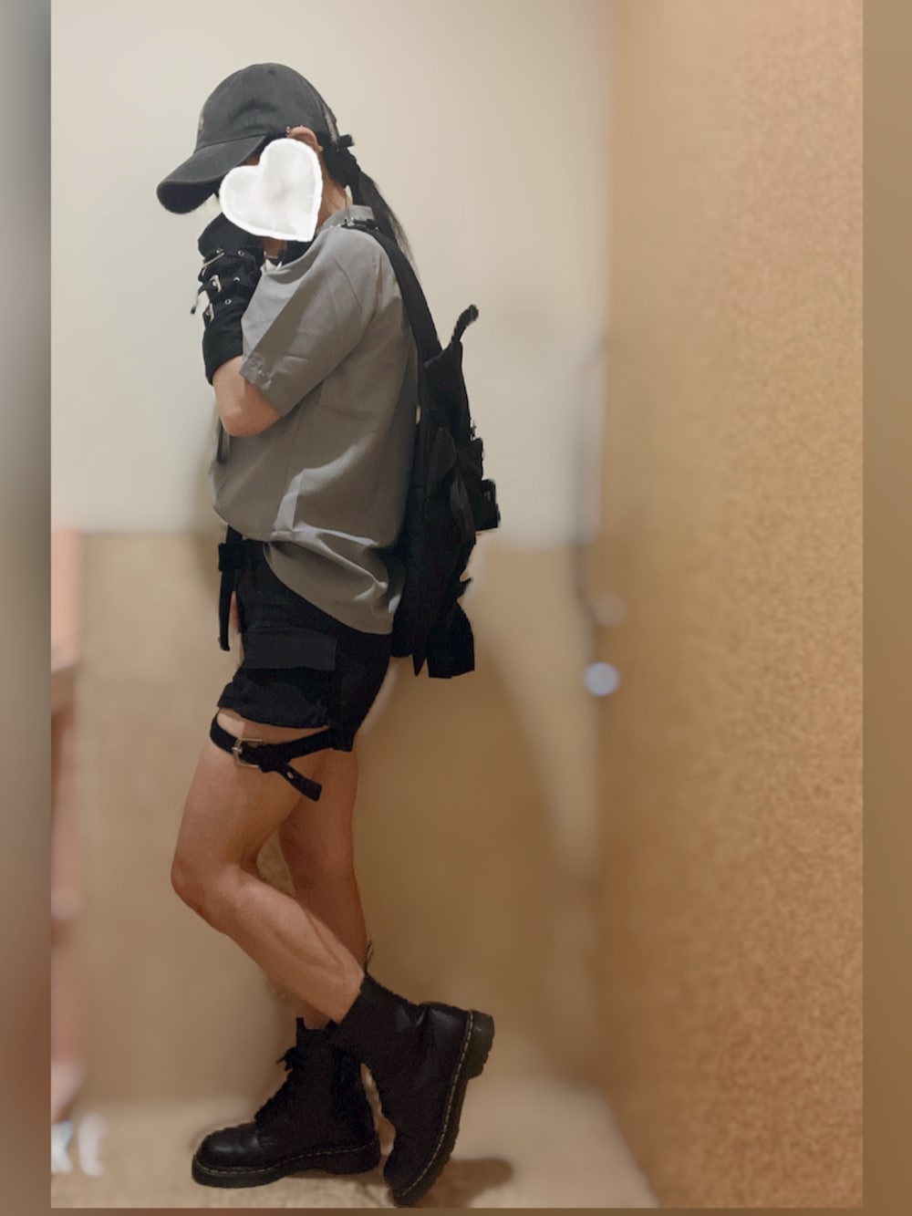 ブラック系のショルダーバッグ、ブラック系のブーツ、ブラック系のデニムパンツを着用したレディースの夏コーディネートの3枚目の写真