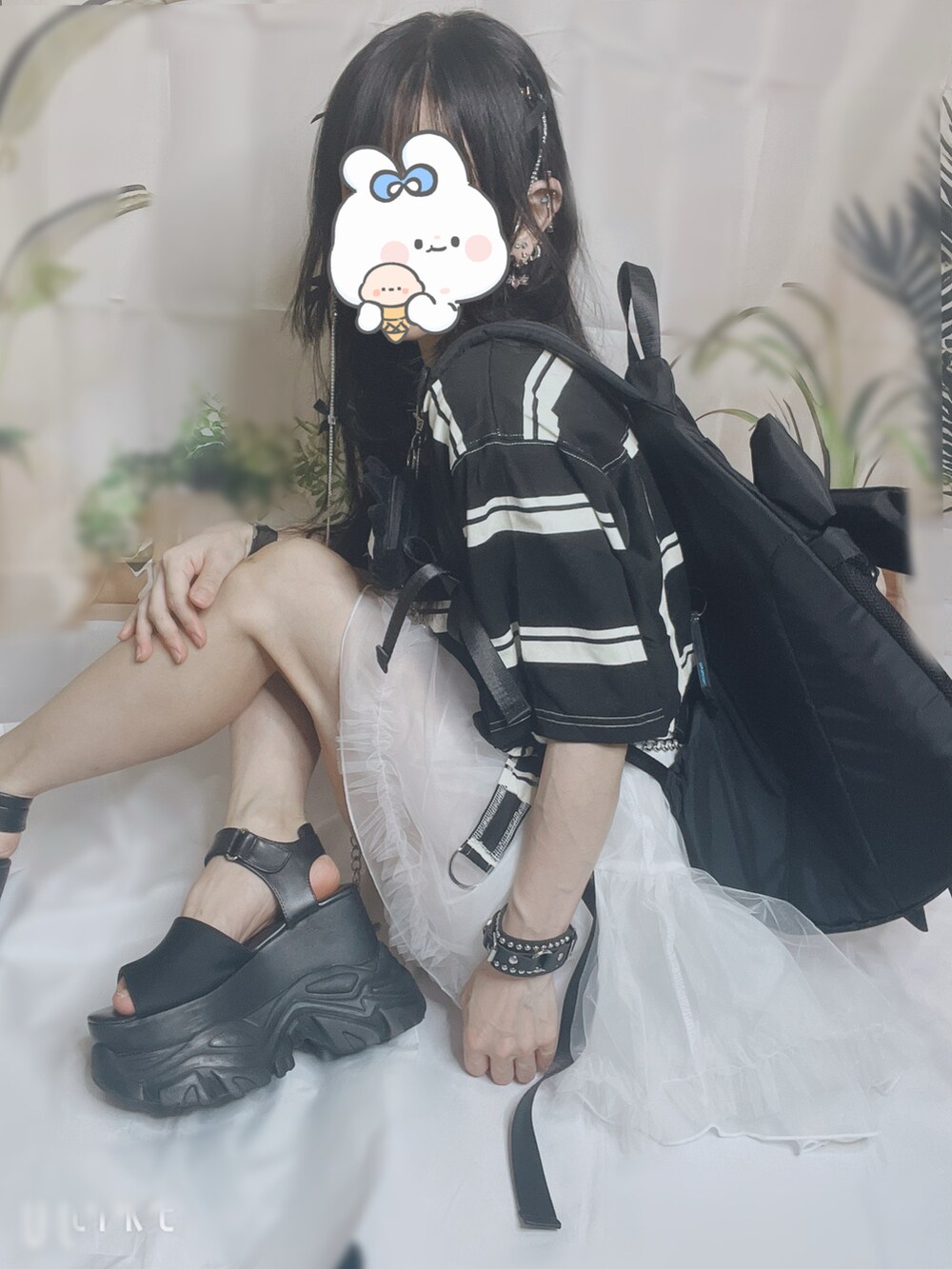 ブラック系のショルダーバッグ、ブラック系のTシャツ/カットソー、ブラック系のサンダルを着用したレディースの夏コーディネートの4枚目の写真