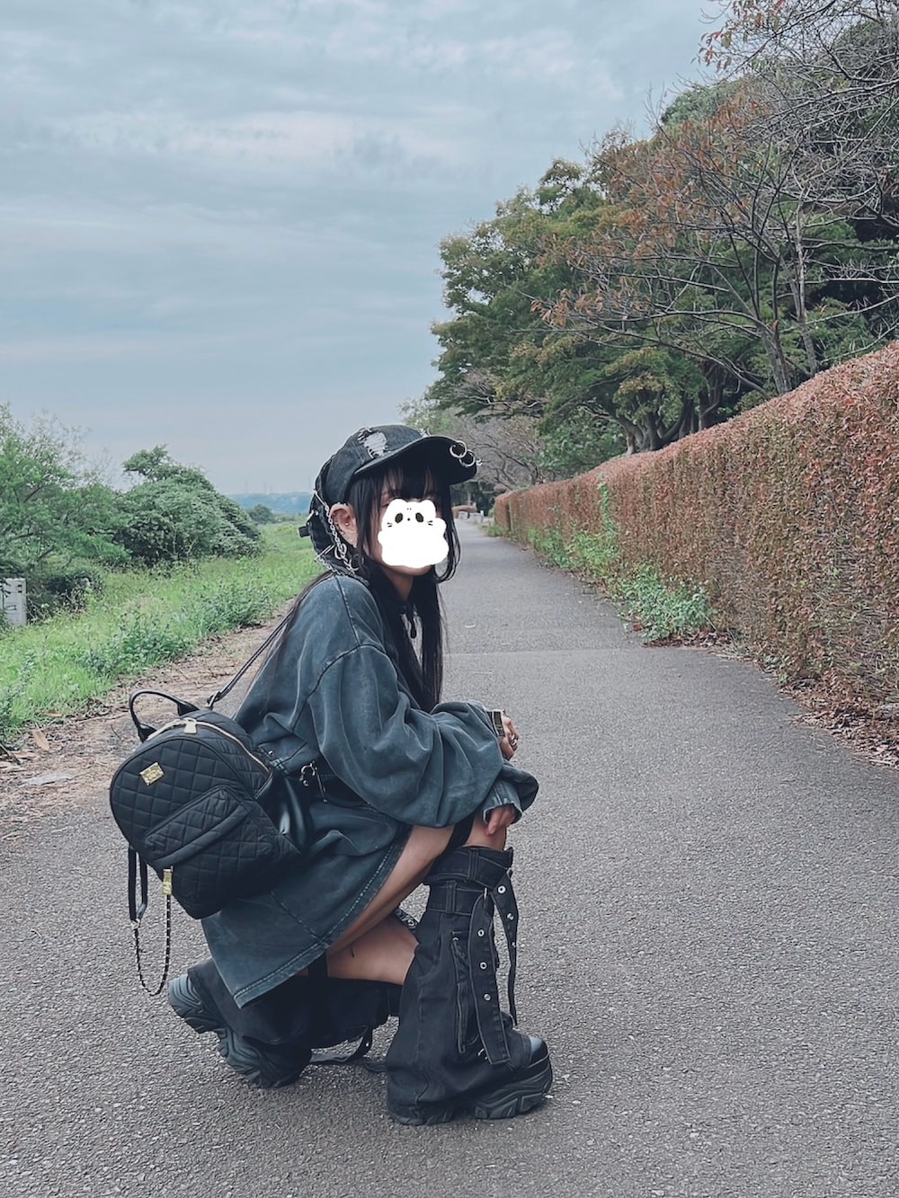 ブラック系のその他パンツ、グレー系のスウェット、ブラック系のTシャツ/カットソーを着用したレディースの秋コーディネートの2枚目の写真