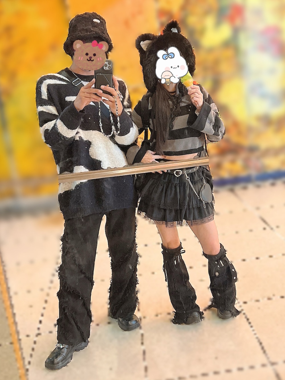 ブラック系のスニーカー、ブラック系のスカート、ブラック系のバックパック/リュックを着用したレディースの夏コーディネートの2枚目の写真