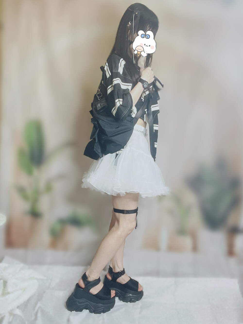 ブラック系のショルダーバッグ、ブラック系のTシャツ/カットソー、ブラック系のサンダルを着用したレディースの夏コーディネートの3枚目の写真