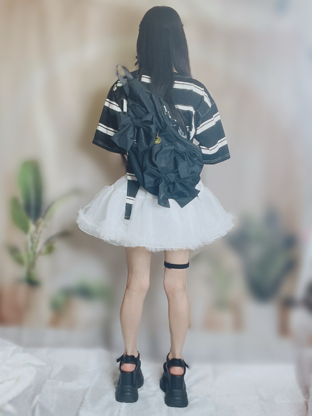 ブラック系のショルダーバッグ、ブラック系のTシャツ/カットソー、ブラック系のサンダルを着用したレディースの夏コーディネートの2枚目の写真