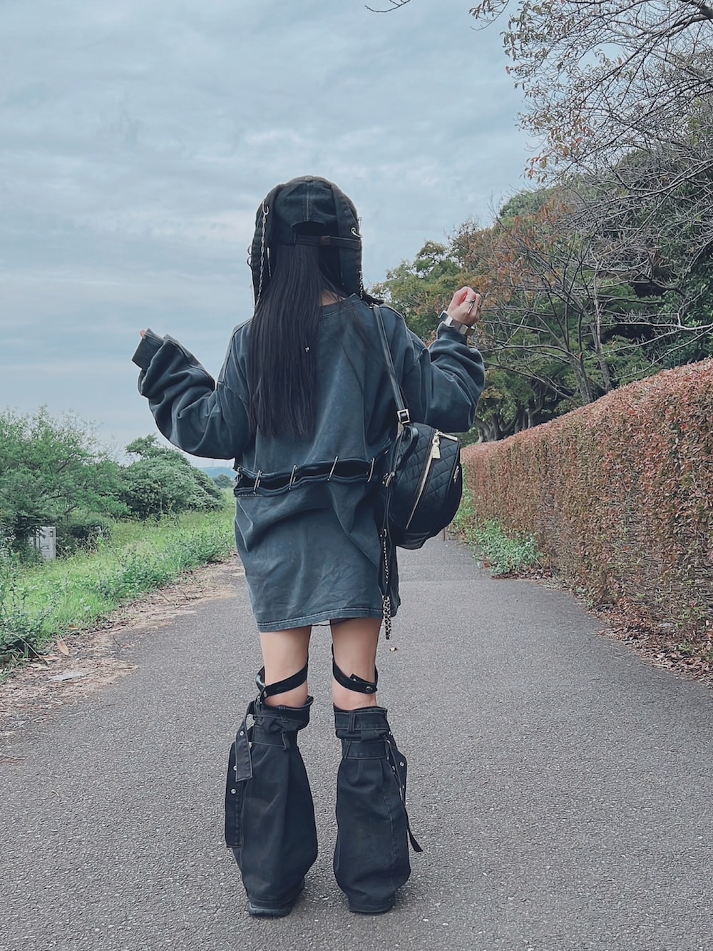 ブラック系のその他パンツ、グレー系のスウェット、ブラック系のTシャツ/カットソーを着用したレディースの秋コーディネートの4枚目の写真