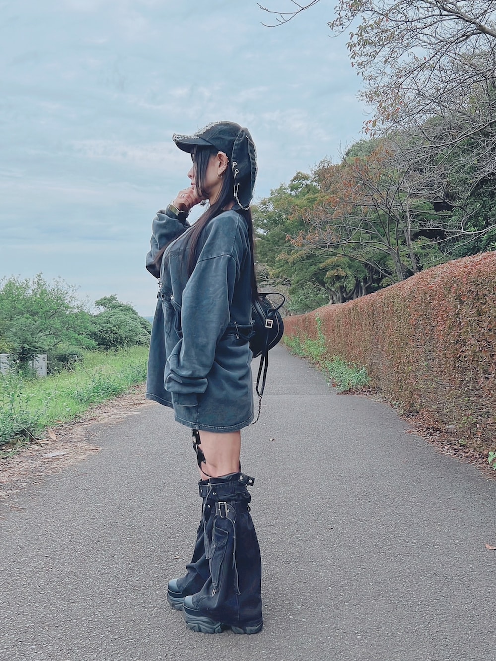 ブラック系のその他パンツ、グレー系のスウェット、ブラック系のTシャツ/カットソーを着用したレディースの秋コーディネートの3枚目の写真