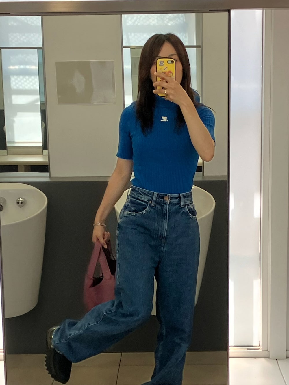 ブルー系のニット/セーターを着用したレディースの夏コーディネートの2枚目の写真