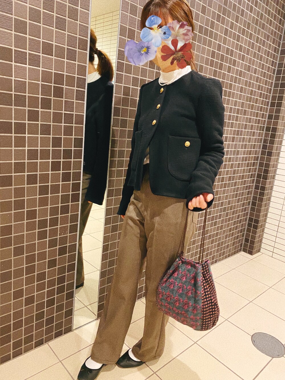 その他のジャケット/アウター、ベージュ系のスラックスを着用したレディースの秋コーディネートの2枚目の写真