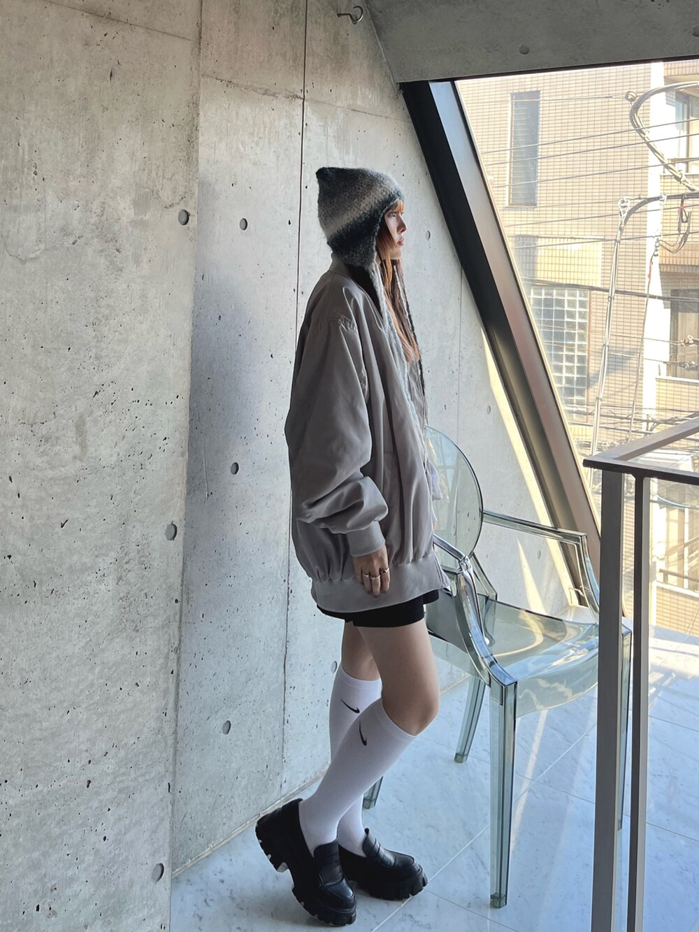 ブラック系のTシャツ/カットソー、グレー系のMA-1、ブラック系のローファーを着用したレディースの冬コーディネートの2枚目の写真