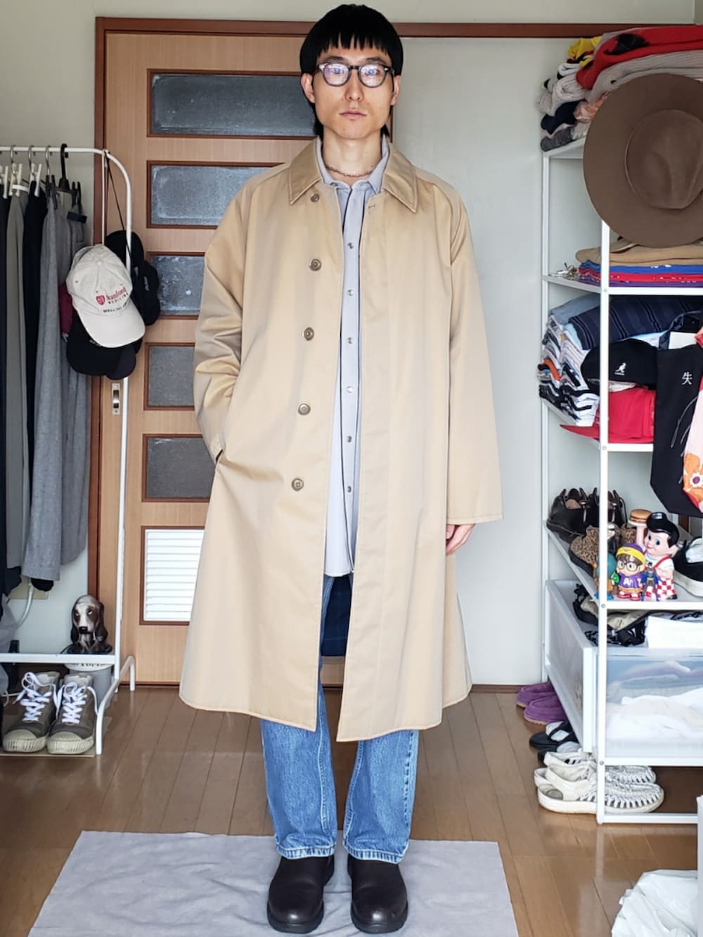 ベージュ系のジャケット/アウター、グレー系のシャツ/ブラウス、ブルー系のデニムパンツを着用したメンズの秋コーディネートの2枚目の写真