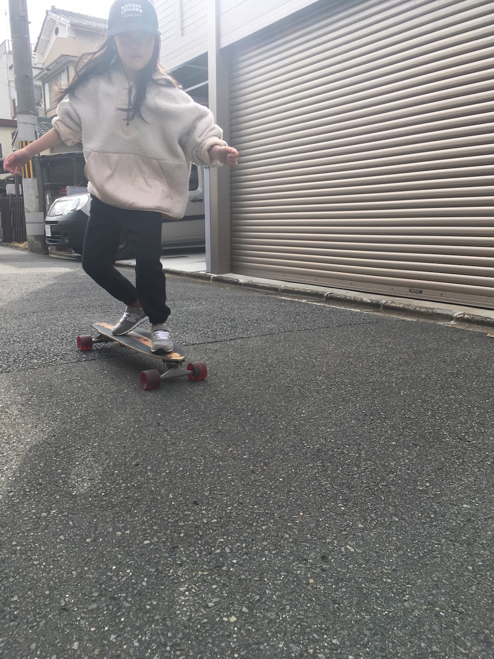 ブラック系のスウェットパンツ、グレー系のスニーカー、ブラック系のキャップを着用したキッズの冬コーディネートの3枚目の写真