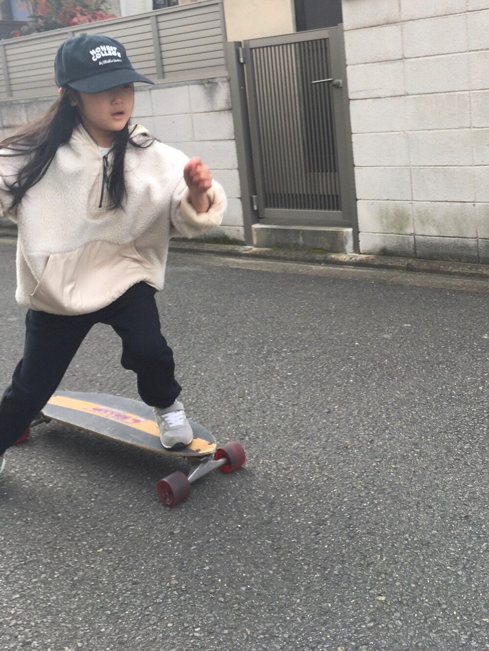 ブラック系のスウェットパンツ、グレー系のスニーカー、ブラック系のキャップを着用したキッズの冬コーディネートの4枚目の写真