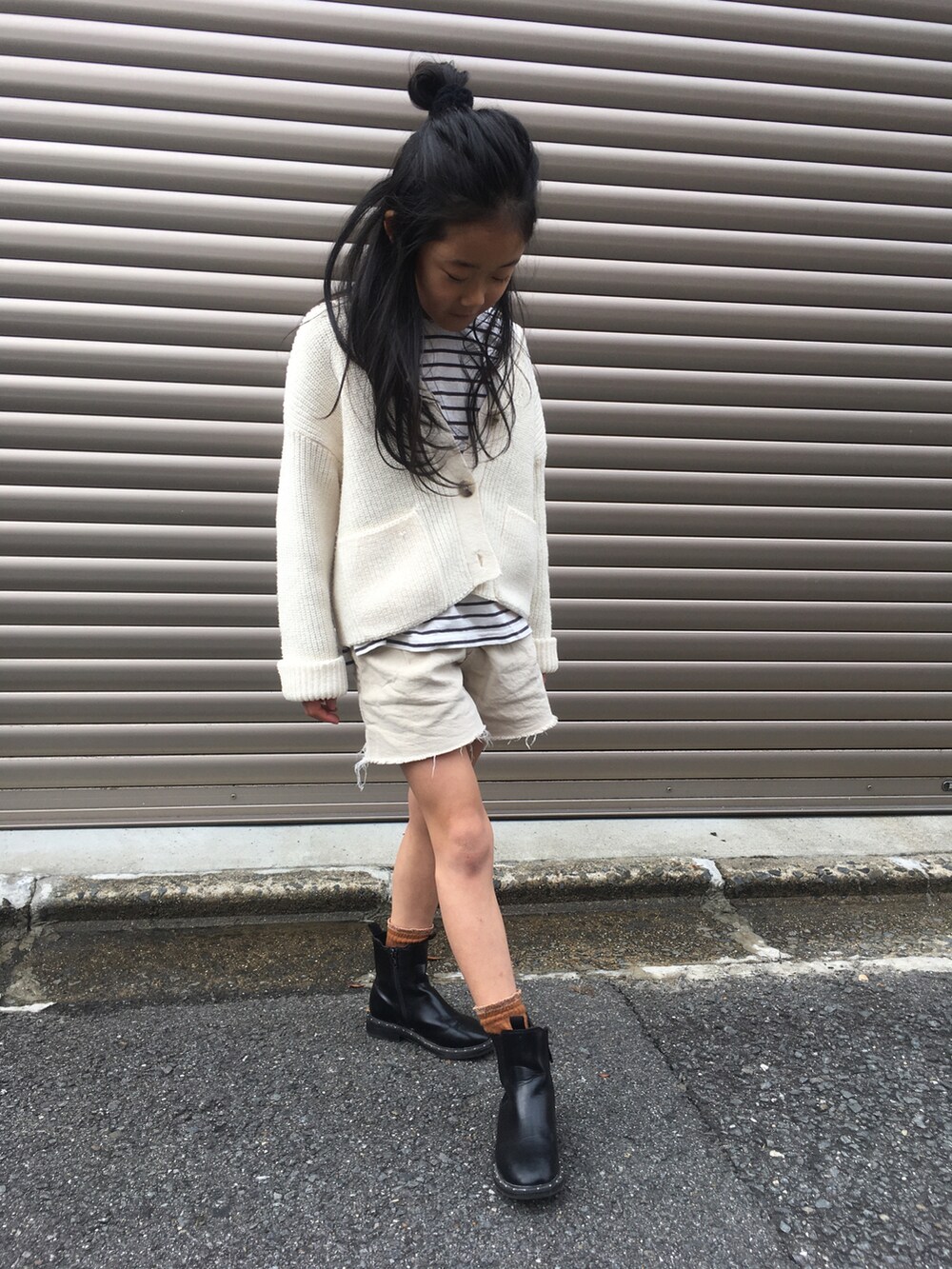 ホワイト系のニット/セーター、ブラック系のブーツ、その他のTシャツ/カットソーを着用したキッズの冬コーディネートの2枚目の写真