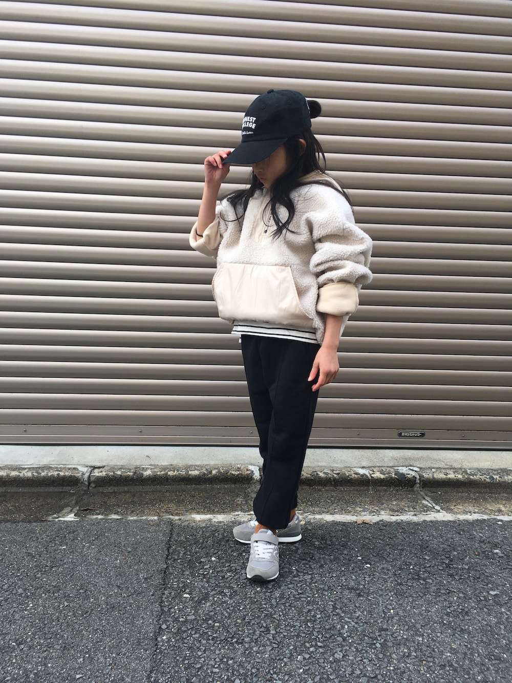ブラック系のスウェットパンツ、グレー系のスニーカー、ブラック系のキャップを着用したキッズの冬コーディネートの2枚目の写真