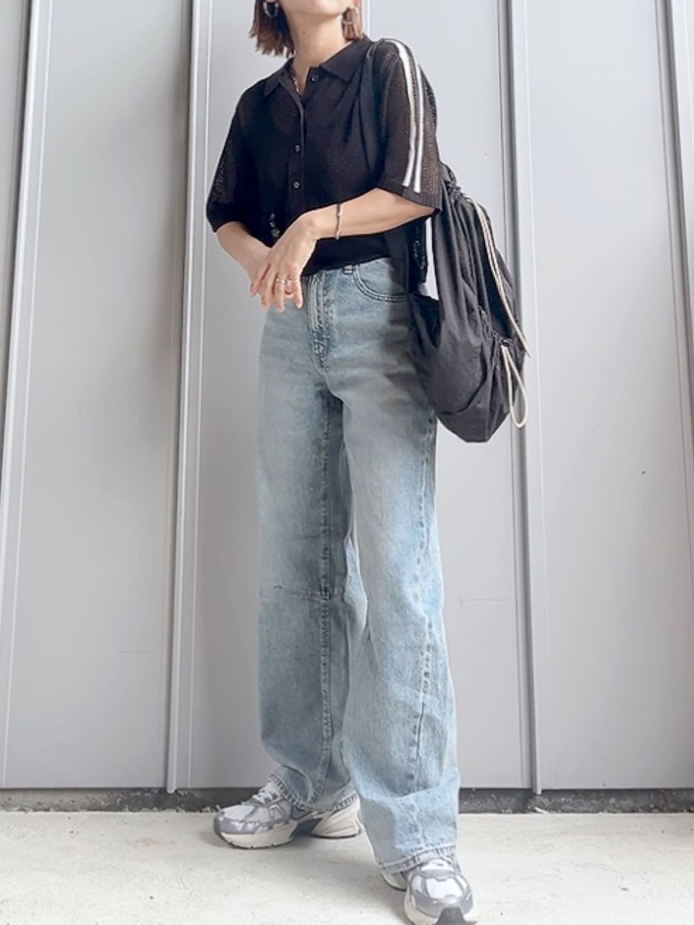 「夏コーデ、大人女子、シンプルスタイル、大人カジュアルコーデ、夏ファッション、メッシュ、ライン、tiptop、tipコーデ、低身長、GU、バレルレッグジーンズ、デニムパンツ、スニーカーコーデ、NIKE」｜「tiptopのメッシュポロ衿カーディガン（カーディガン/ボレロ、ブラック系）」を使った、m♡ao*さん（レディース・152cm）の夏コーディネートの2枚目の写真