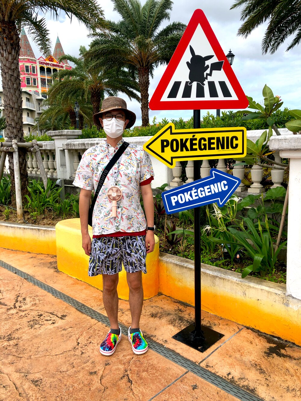 ホワイト系のシャツ/ブラウス、その他のサンダル、ブラウン系のハットを着用したメンズの夏コーディネートの2枚目の写真