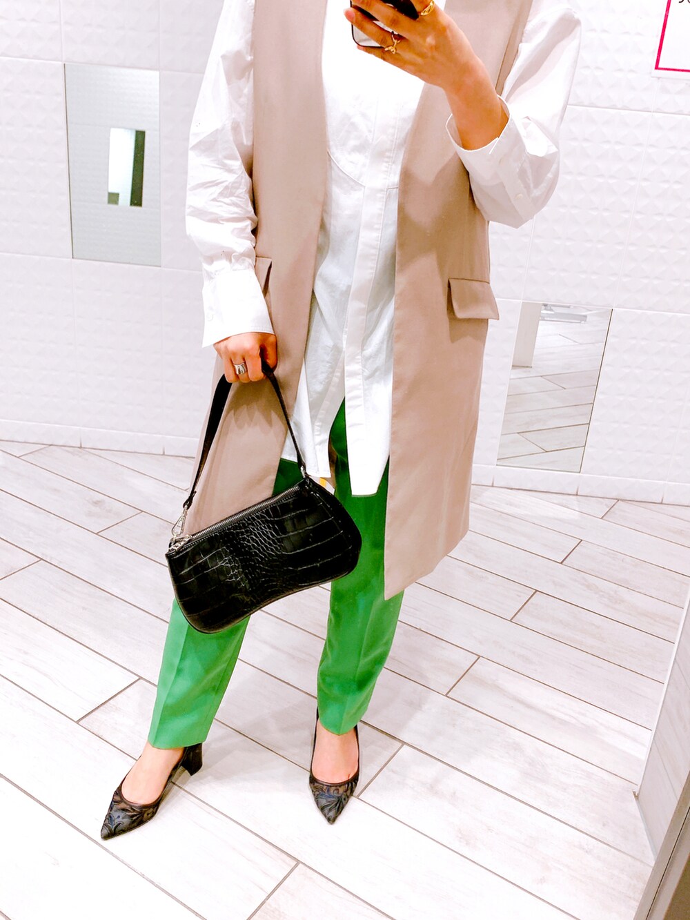 ブラック系のバッグ、ベージュ系のジャケット/アウター、ホワイト系のシャツ/ブラウスを着用したレディースの春コーディネートの3枚目の写真