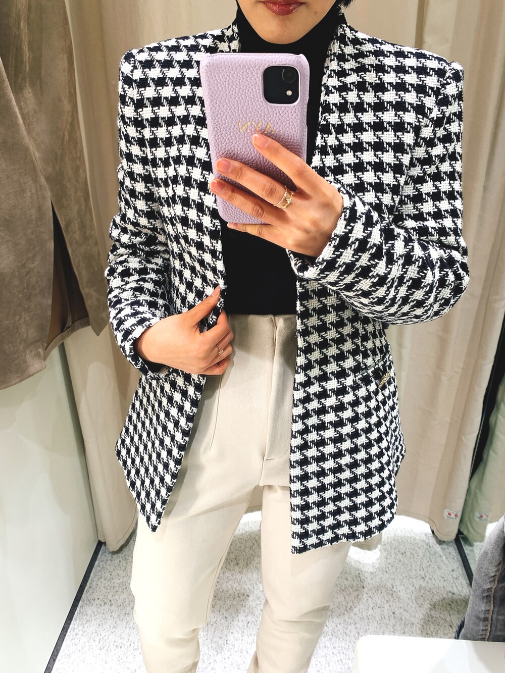 ブラック系のジャケット/アウター、ホワイト系のパンツ、ブルー系のパンプスを着用したレディースの秋コーディネートの2枚目の写真