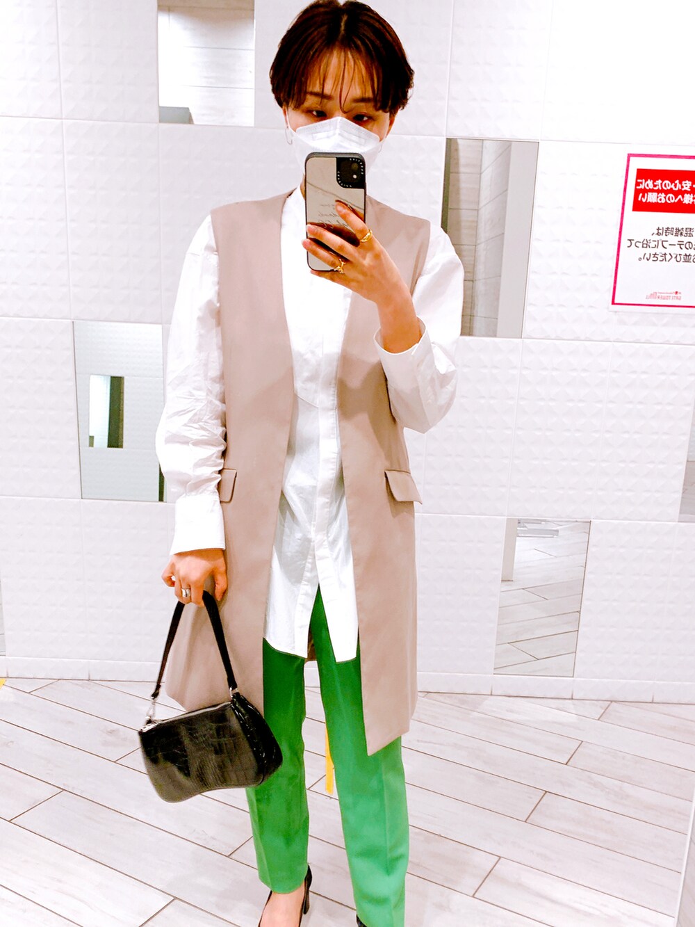 ブラック系のバッグ、ベージュ系のジャケット/アウター、ホワイト系のシャツ/ブラウスを着用したレディースの春コーディネートの2枚目の写真