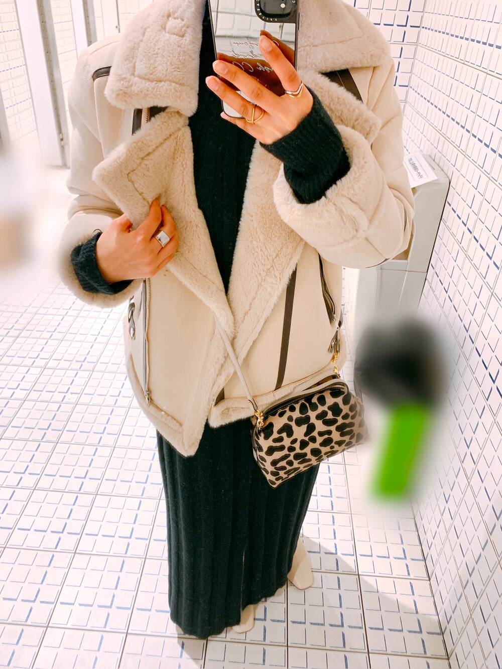 「冬コーデ、低身長コーデ、モノトーンコーデ、オーバーサイズ、大人女子、私の推しブランド、ムートンコート、レオパード、GIANNI　CHIARINI、SENSE OF PLACE by URBAN RESEAR、dholic、publux、おしゃれさんと繋がりたい、韓国スタイル、いいね、save、フォローお願いします🤑」｜「PUBLUXのアイテム（ムートンコート、ベージュ系）」を使った、아야노さん（レディース・152cm）の冬コーディネートの2枚目の写真