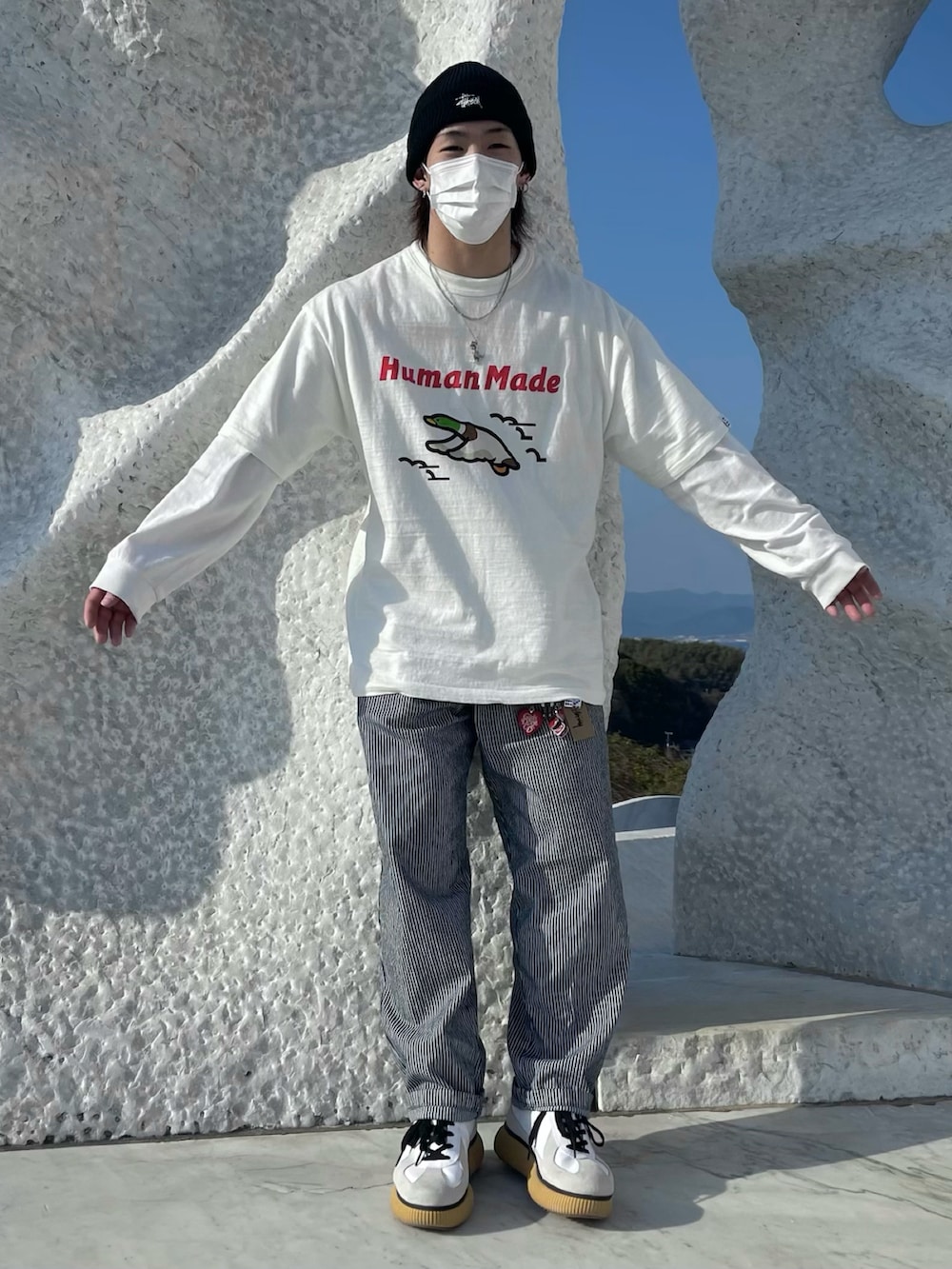 ホワイト系のTシャツ/カットソー、その他のパンツ、ホワイト系のスニーカーを着用したメンズの春コーディネートの2枚目の写真