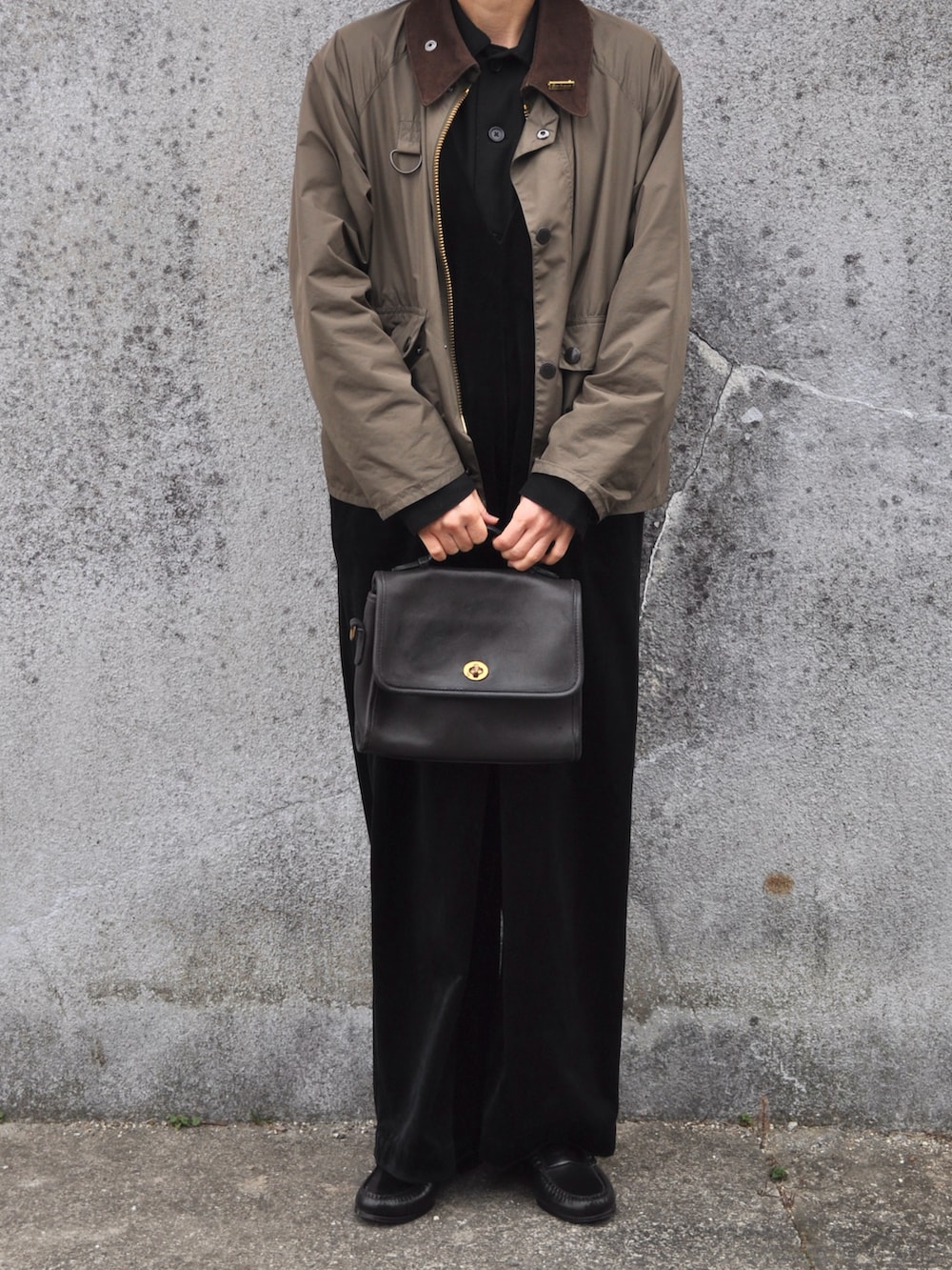 「セレモニー、卒業式、ベロア、サロペット、barbour、spey、オールドコーチ」｜「Ray BEAMSのRay BEAMS / ベロア Vネック サロペット（サロペット/オーバーオール、ブラック系）」を使った、Rabbitsekine🐰さん（レディース・163cm）の春コーディネートの2枚目の写真