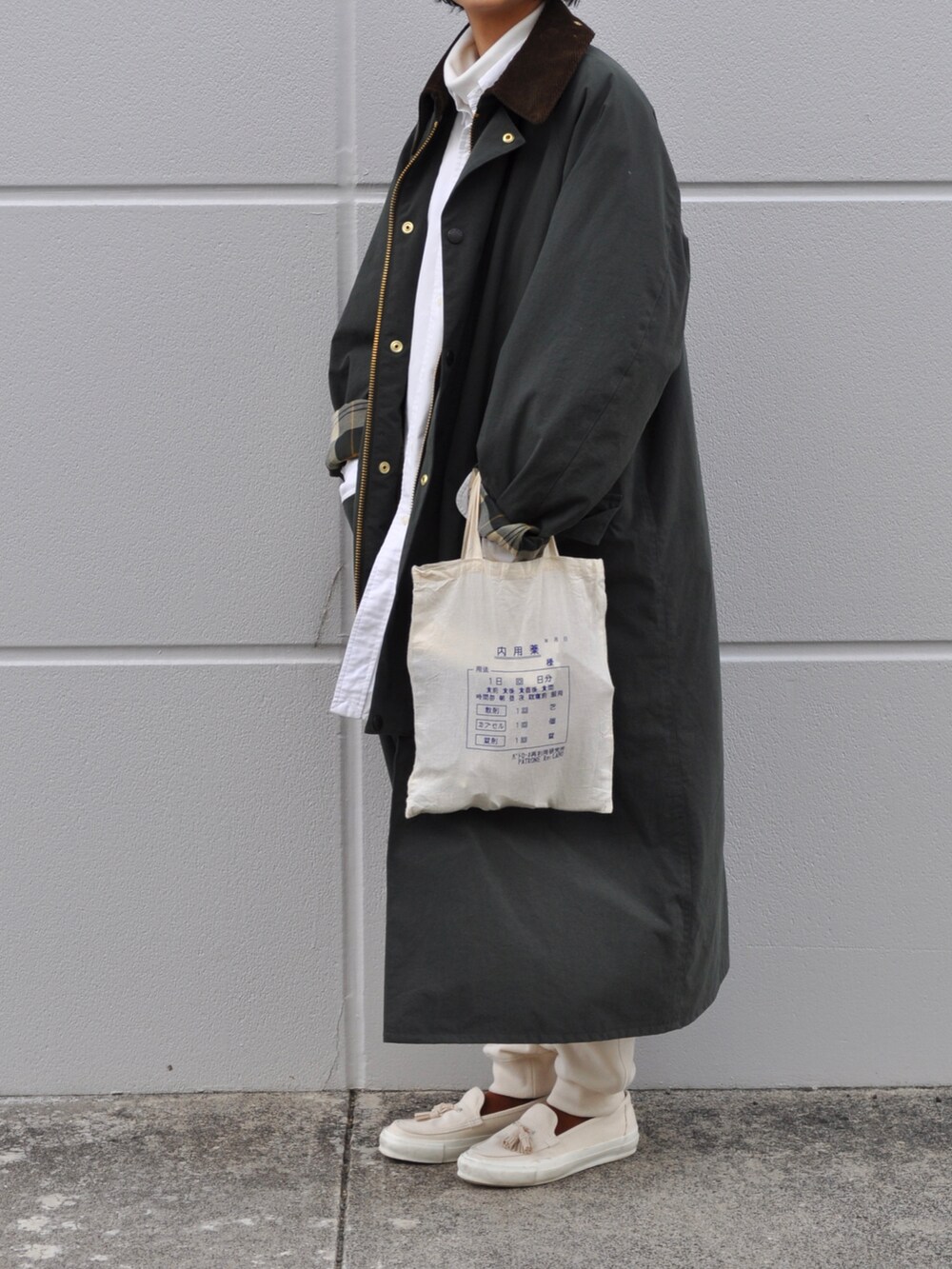 「スウェットパンツ、コート、ホワイト、UNIQLO、冬コーデ、ロングコート、カーキ、barbour、古着MIX、ホワイトコーデ、Ralph Lauren、BURGHLEY、バブアー」｜「UNIQLOのヒートテックフリースタートルネックT（長袖）（Tシャツ/カットソー、ホワイト系）」を使った、Rabbitsekine🐰さん（レディース・163cm）の冬コーディネートの3枚目の写真