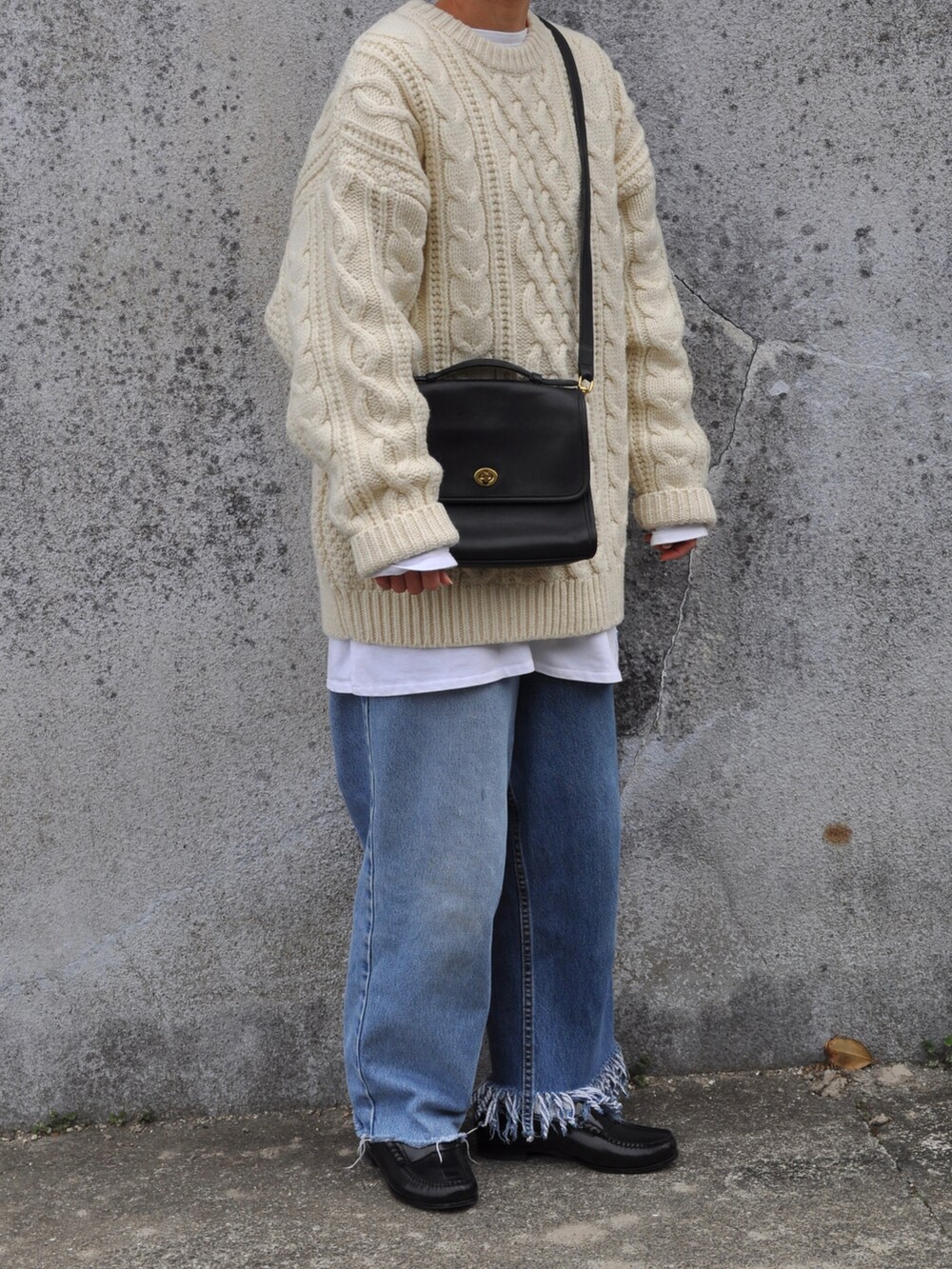 「アランニット、フィッシャーマンニット、デニム、77circa、リメイク、オールドコーチ、oldcoach、ローファー、シンプル、ショルダーバッグ、ニット」｜「ORCIVALのRC01 MENS 6101C（Tシャツ/カットソー、ホワイト系）」を使った、Rabbitsekine🐰さん（レディース・163cm）の冬コーディネートの2枚目の写真