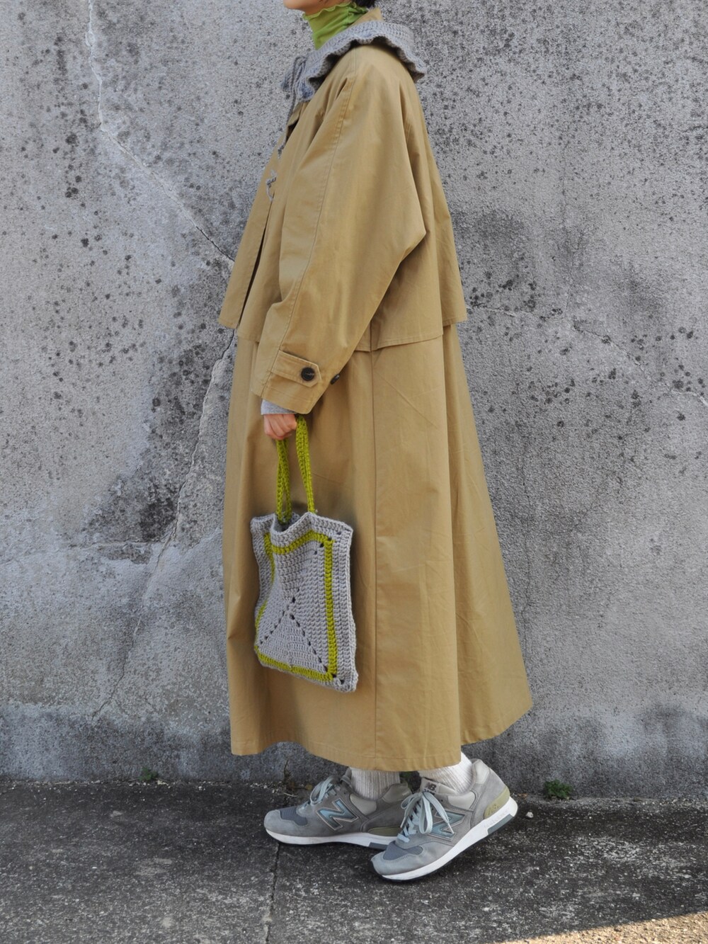 「付け襟、かぎ針編み、handmade、手編み、ベージュ、ロングコート、スウェット、スウェットパンツ、グレー、New Balance、Champion」｜「Handmadeのアイテム（付け襟、グレー系）」を使った、Rabbitsekine🐰さん（レディース・163cm）の冬コーディネートの2枚目の写真
