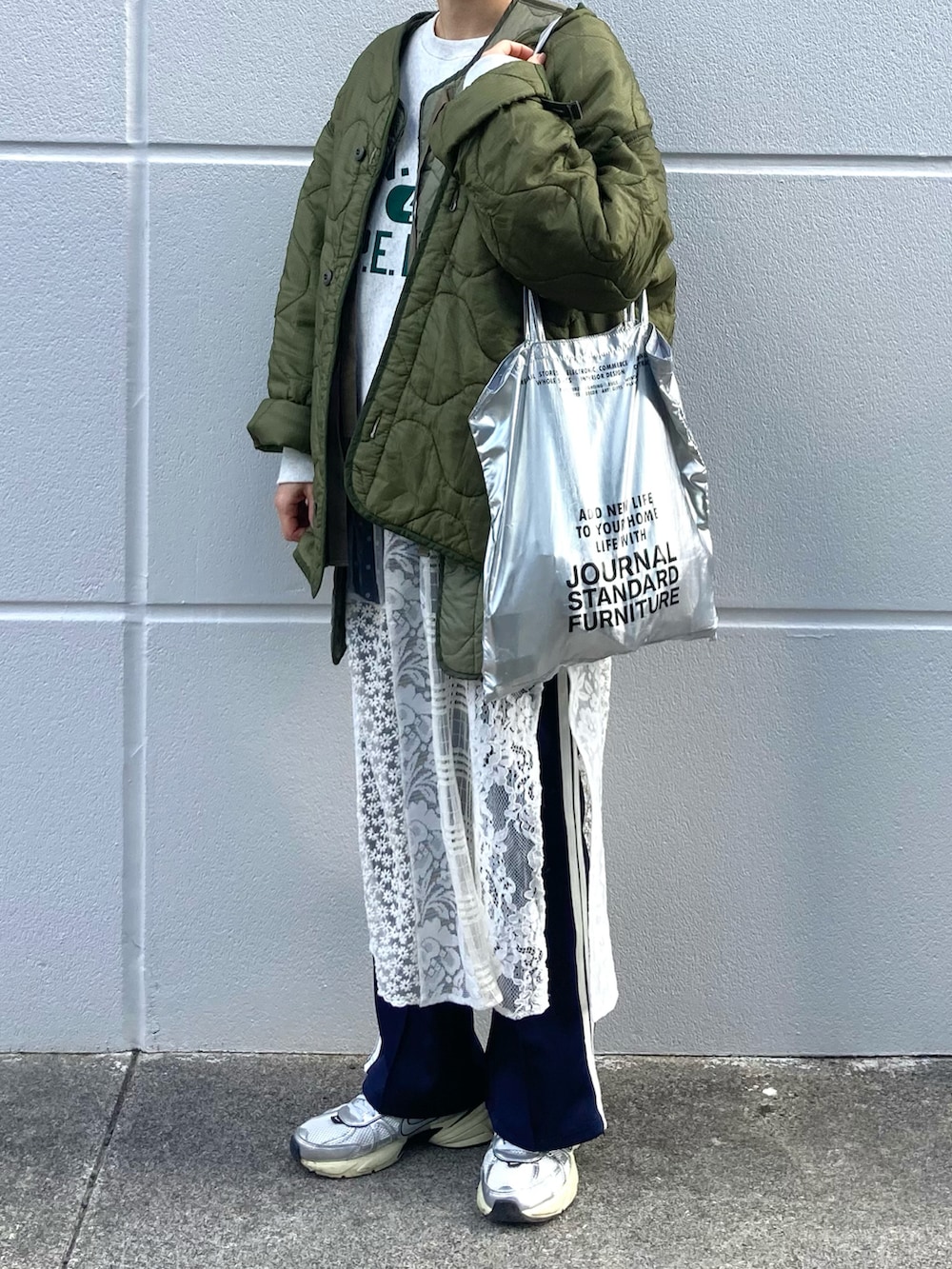 「ミリタリー、キルティング、カーキ、レイヤードスタイル、レース、ジャージ、スウェット、メタリック、NIKE、トートバッグ、古着MIX」｜「journal standard Furniture のJSF TOTE SILVER　トートバッグ（クラッチバッグ、シルバー系）」を使った、Rabbitsekine🐰さん（レディース・163cm）の冬コーディネートの2枚目の写真