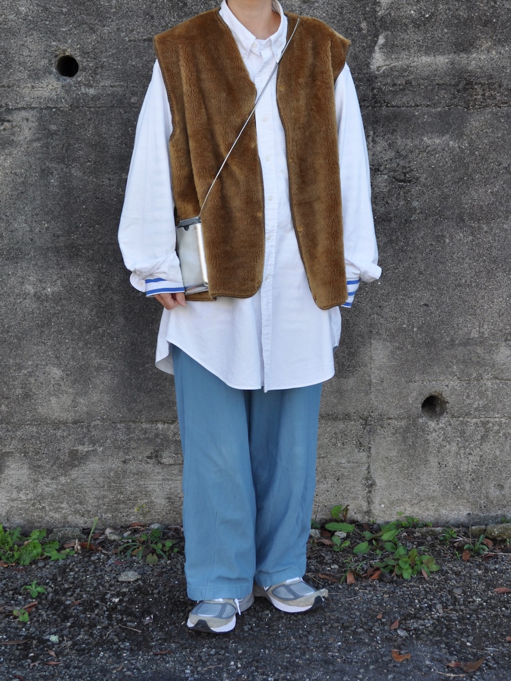 ブルー系のその他パンツ、ブラウン系のベスト、ホワイト系のシャツ/ブラウスを着用したレディースの秋コーディネートの2枚目の写真