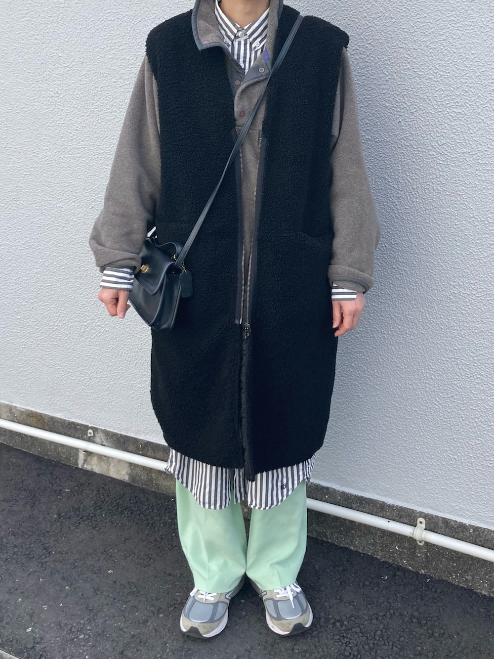 「カラーパンツ、ライム、ミルキーカラー、patagonia、古着MIX、シャツワンピ、レイヤードスタイル、オールドコーチ、oldcoach、スナップT、プルオーバー、ロングベスト、ボアベスト」｜「BEAUTY&YOUTH UNITED ARROWSのタック ワイドストレート パンツ -ウォッシャブル-（その他パンツ、グリーン系）」を使った、Rabbitsekine🐰さん（レディース・163cm）の冬コーディネートの2枚目の写真