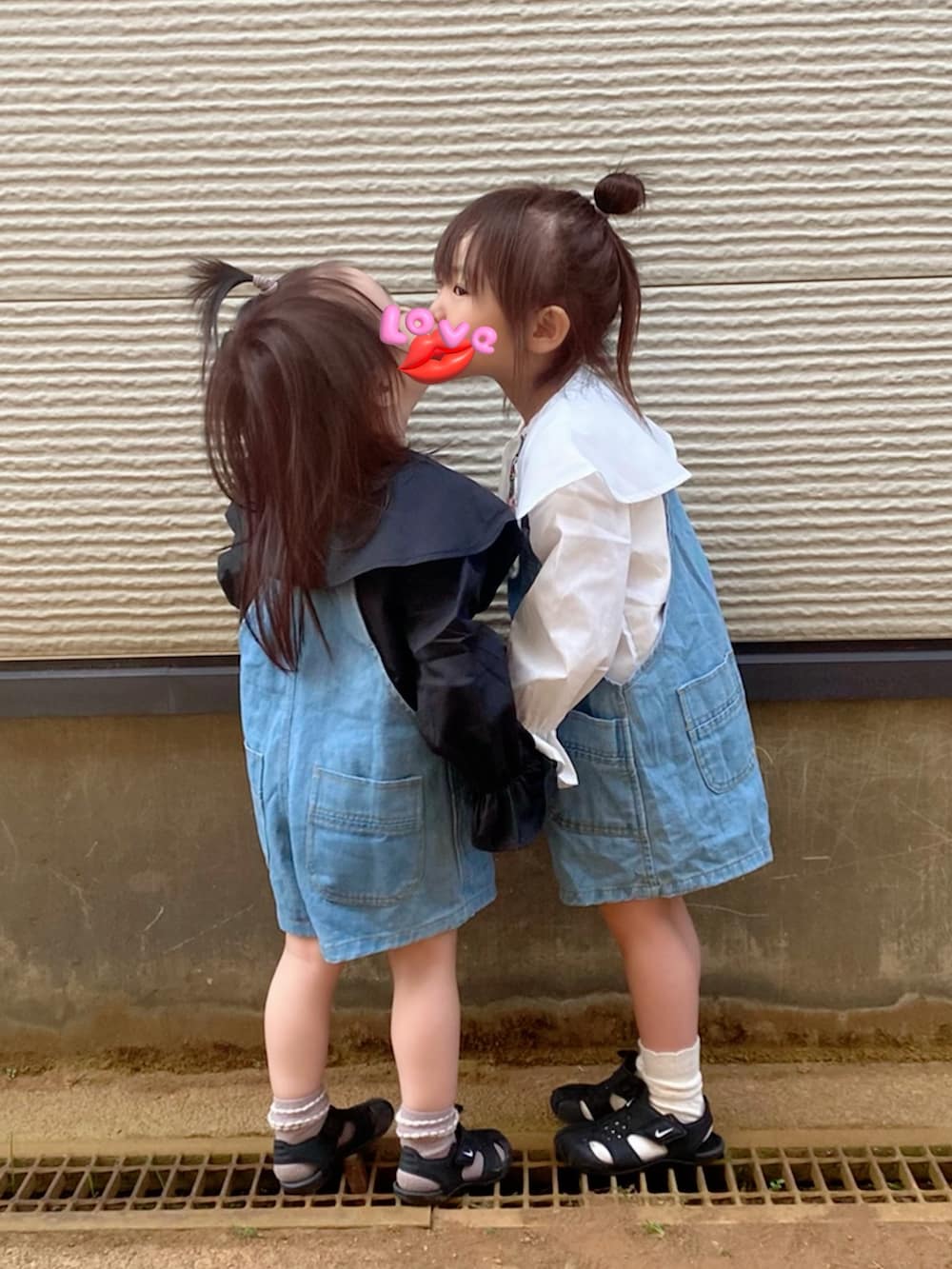 ブルー系のオールインワン・サロペットを着用したキッズの春コーディネートの3枚目の写真