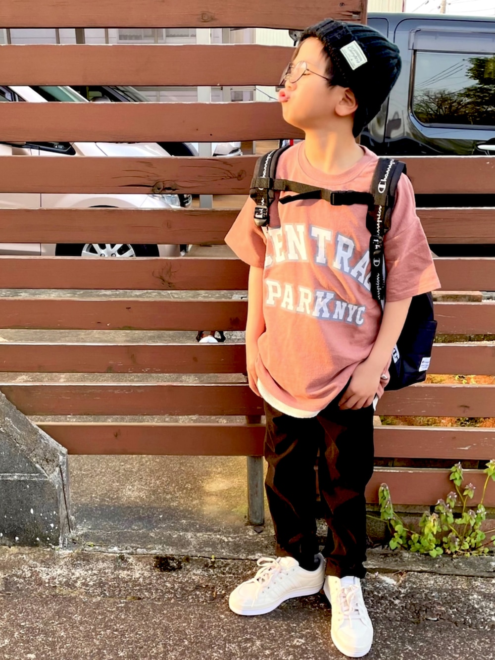 ピンク系のTシャツ/カットソー、ブラック系のその他パンツを着用したキッズの春コーディネートの3枚目の写真