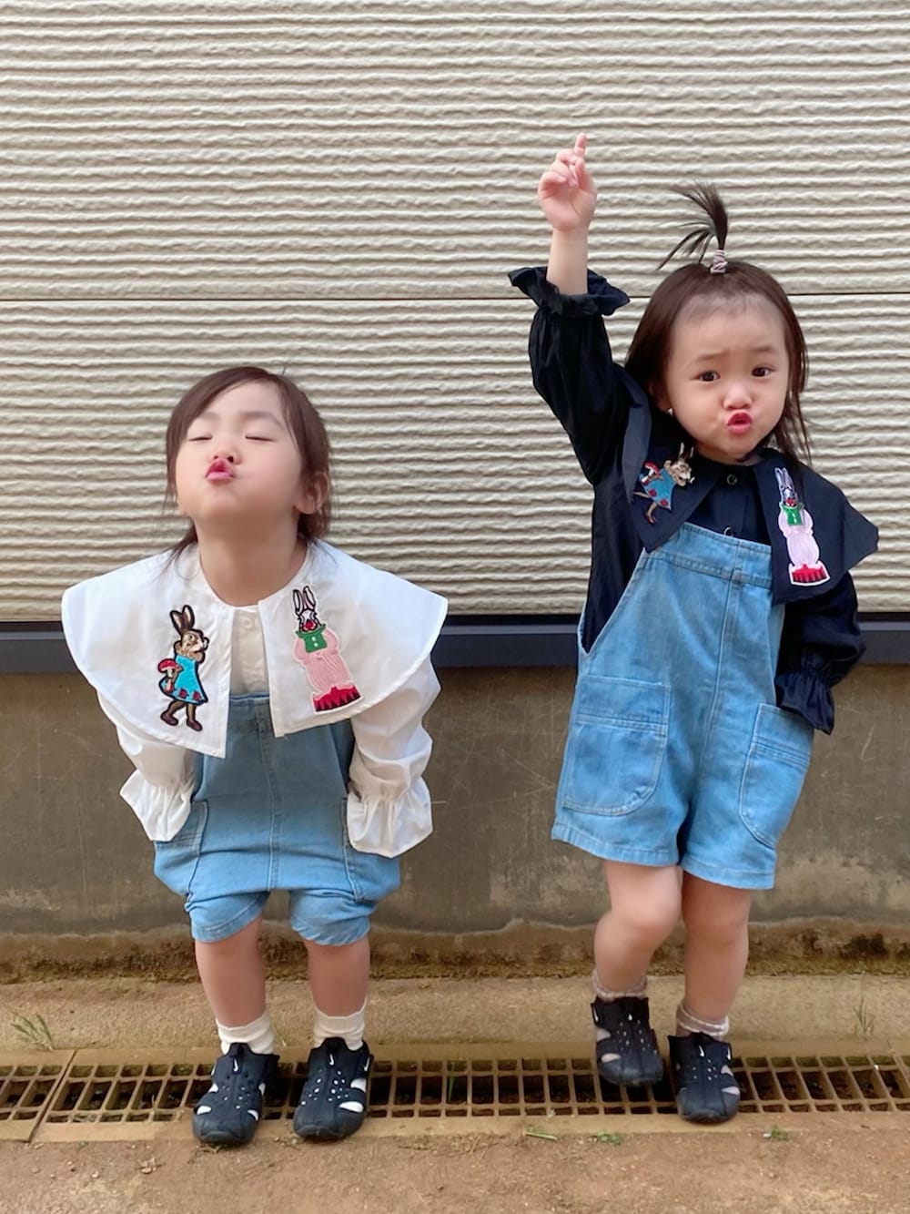 ブルー系のオールインワン・サロペットを着用したキッズの春コーディネートの5枚目の写真