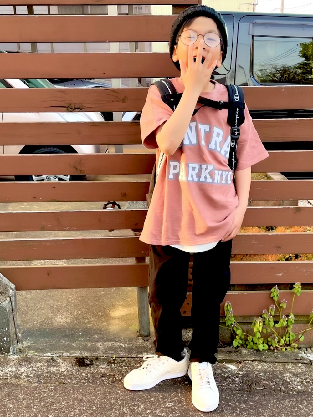 ピンク系のTシャツ/カットソー、ブラック系のその他パンツを着用したキッズの春コーディネートの2枚目の写真