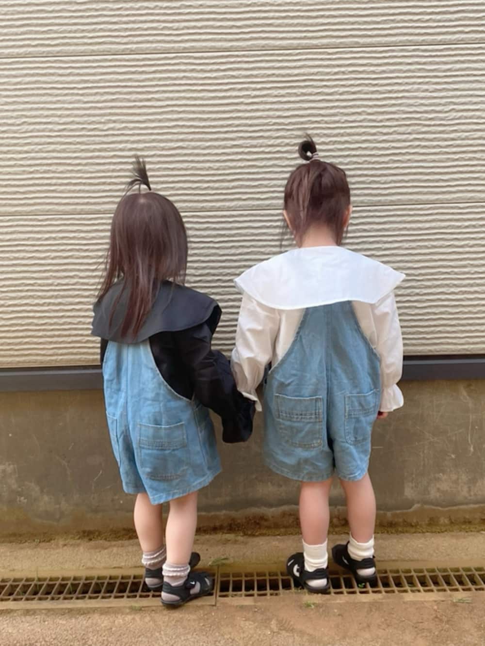 ブルー系のオールインワン・サロペットを着用したキッズの春コーディネートの4枚目の写真