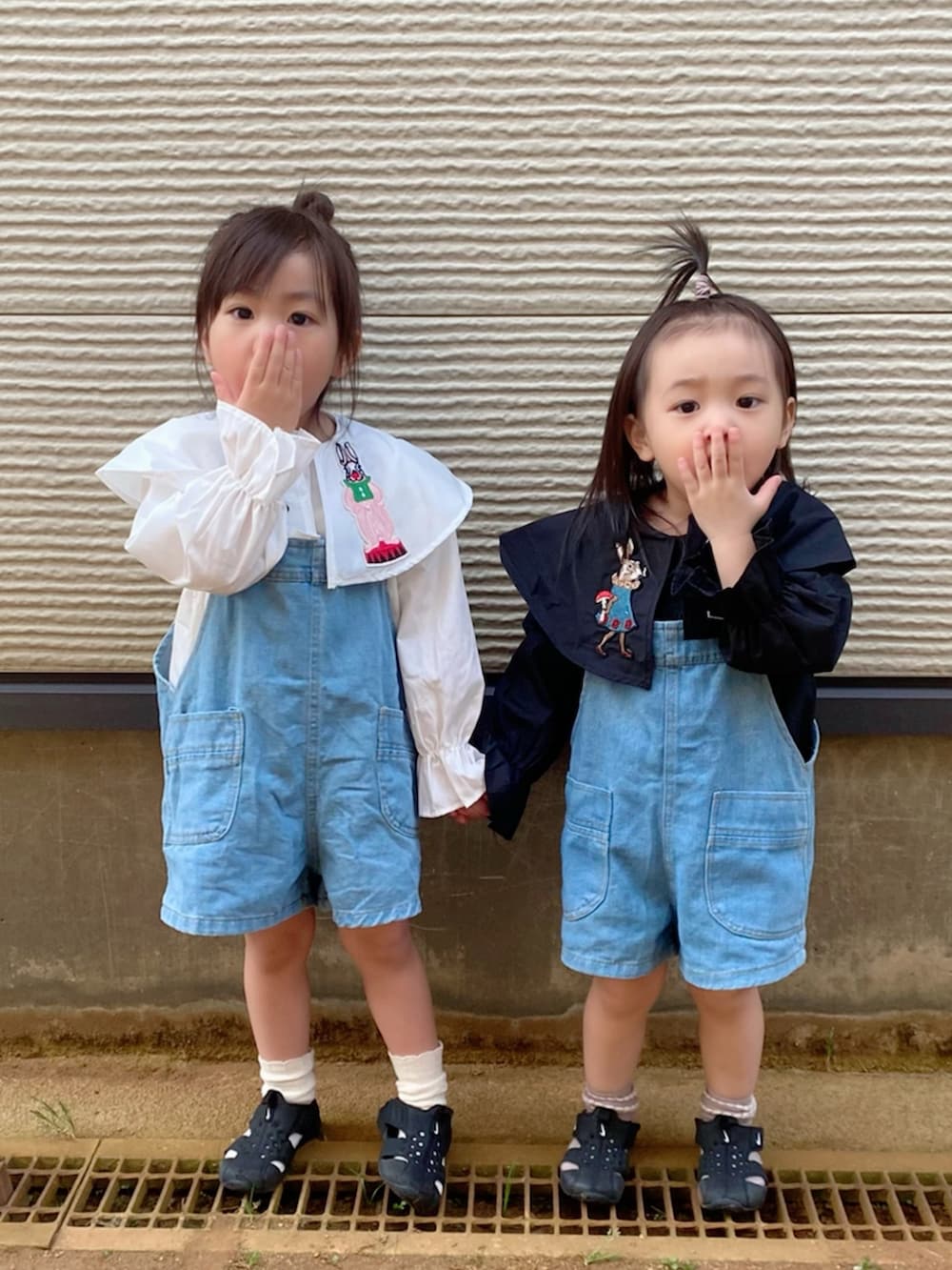 ブルー系のオールインワン・サロペットを着用したキッズの春コーディネートの2枚目の写真