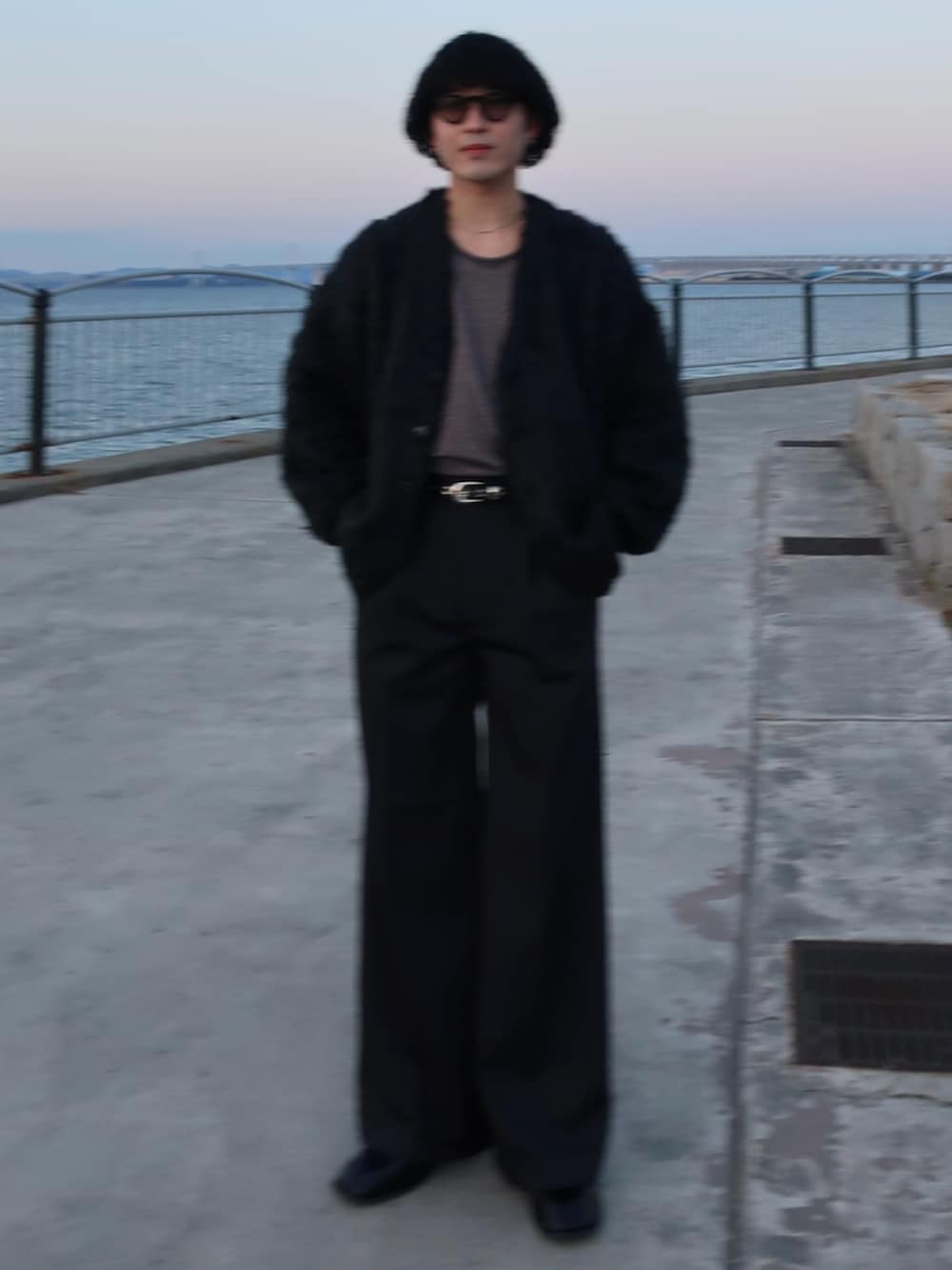 ブラック系のカーディガン/ボレロ、ブラック系のスラックス、その他のブーツを着用したメンズの冬コーディネートの3枚目の写真