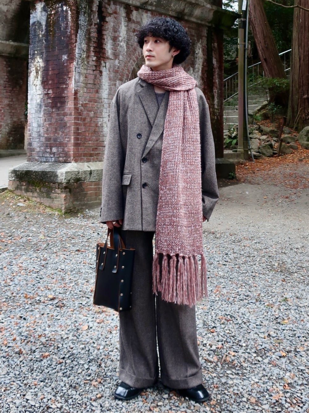 グレー系のテーラードジャケット、グレー系のスラックス、その他のブーツを着用したメンズの冬コーディネートの4枚目の写真