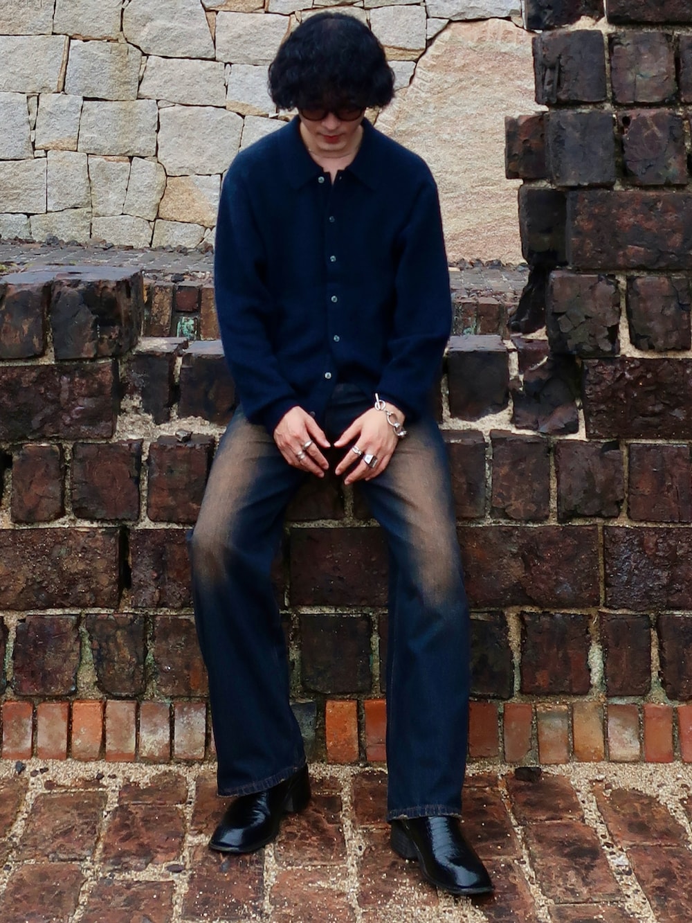 その他のデニムパンツ、ブルー系のニット/セーター、その他のブーツを着用したメンズの秋コーディネートの2枚目の写真