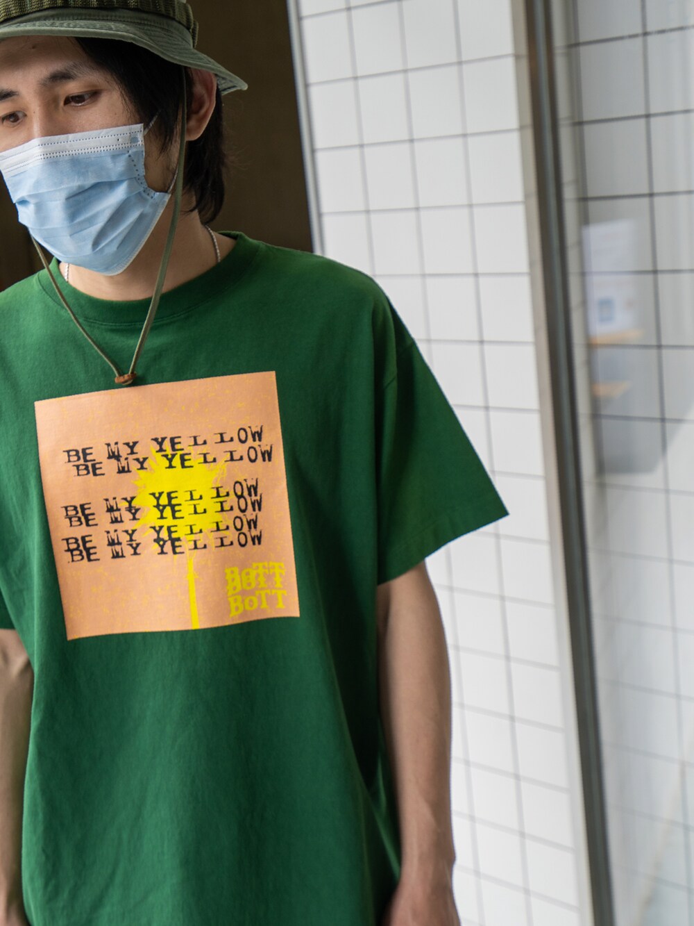 「ootd、夏、街头搭配、休闲、球鞋、日系极简、基础款、通勤穿搭、渔夫帽、阿美咔叽」｜「BOTTのアイテム（Tシャツ/カットソー、グリーン系）」を使った、SUPER_CUBさん（メンズ・174cm）の春コーディネートの3枚目の写真