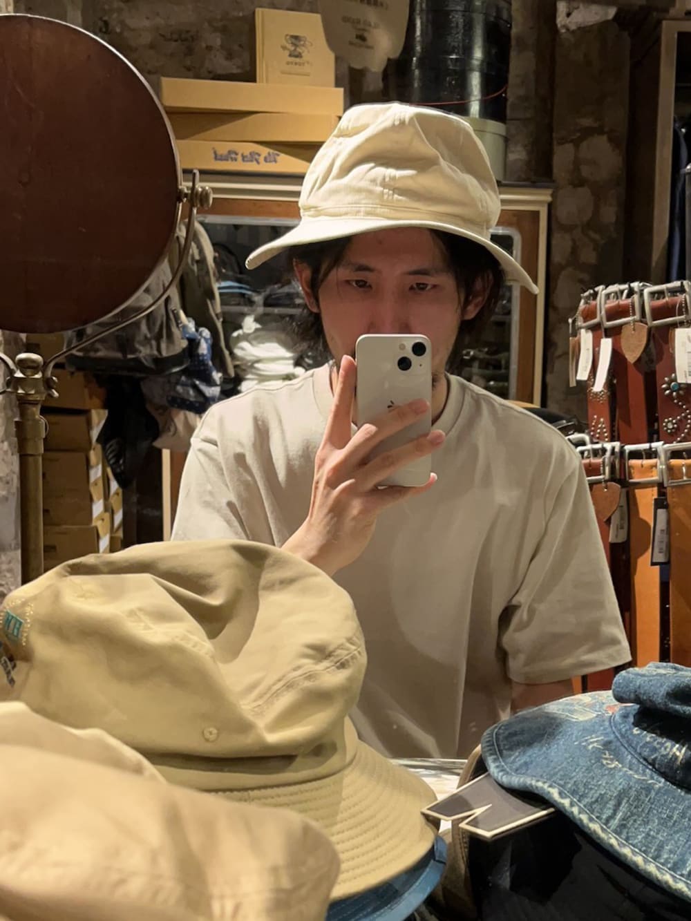 ブラック系のその他パンツ、ホワイト系のスニーカー、ブルー系のシャツ/ブラウスを着用したメンズの秋コーディネートの2枚目の写真