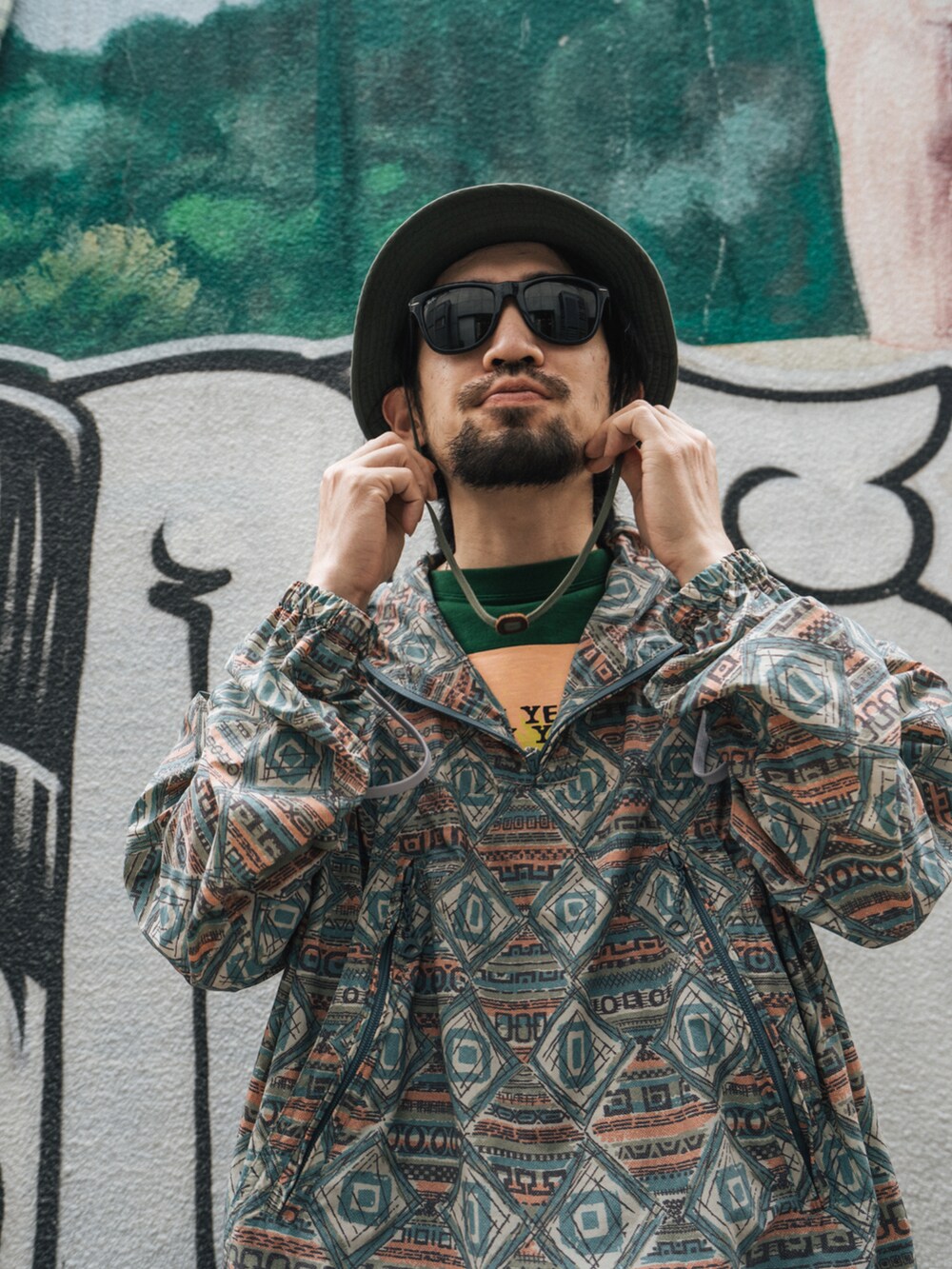 「ootd、夏、街头搭配、休闲、球鞋、日系极简、基础款、通勤穿搭、渔夫帽、阿美咔叽」｜「BOTTのアイテム（Tシャツ/カットソー、グリーン系）」を使った、SUPER_CUBさん（メンズ・174cm）の春コーディネートの2枚目の写真