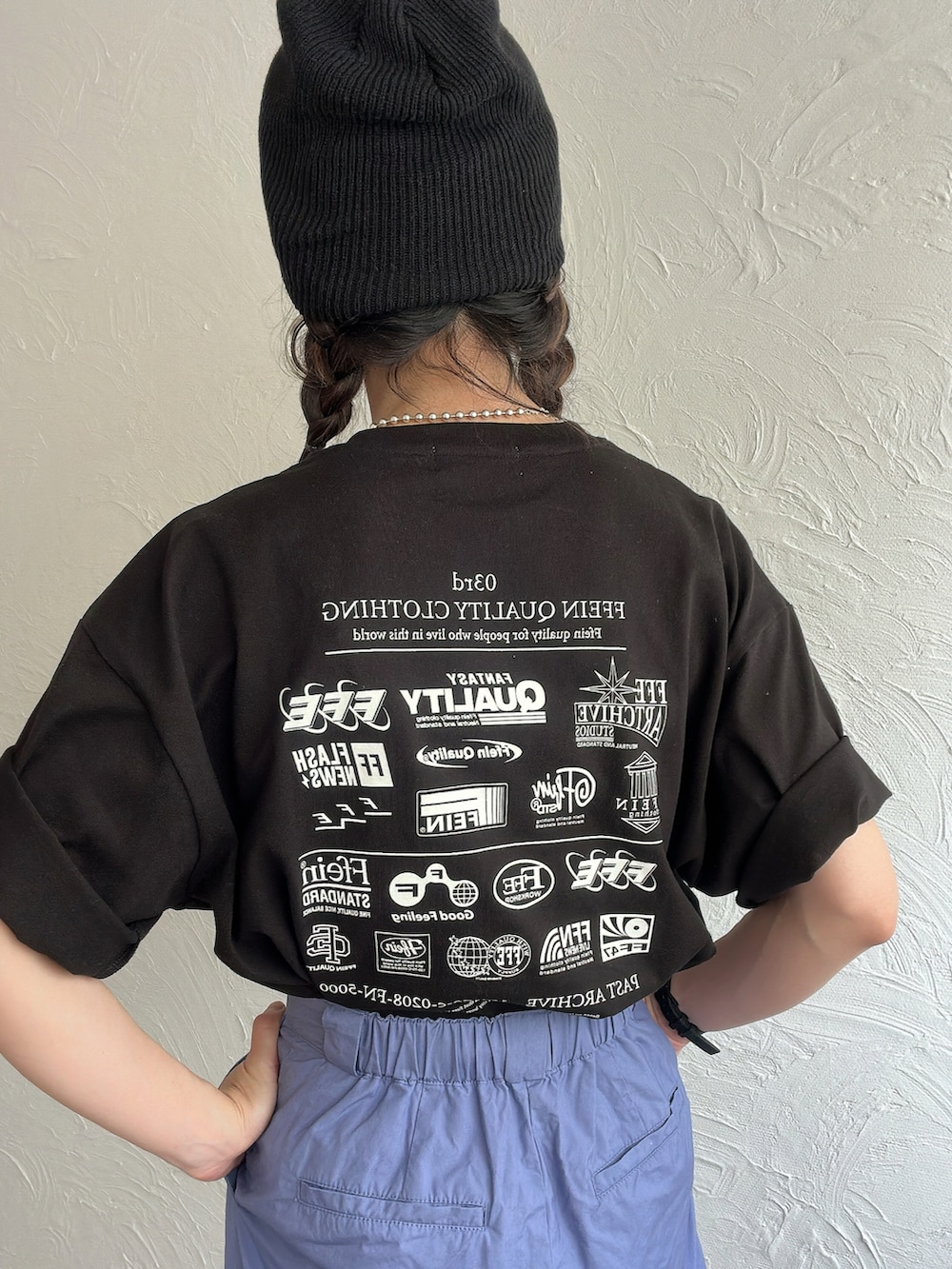 ブルー系のカーゴパンツ、ブラック系のTシャツ/カットソー、ブルー系のデニムパンツを着用したレディースの夏コーディネートの5枚目の写真